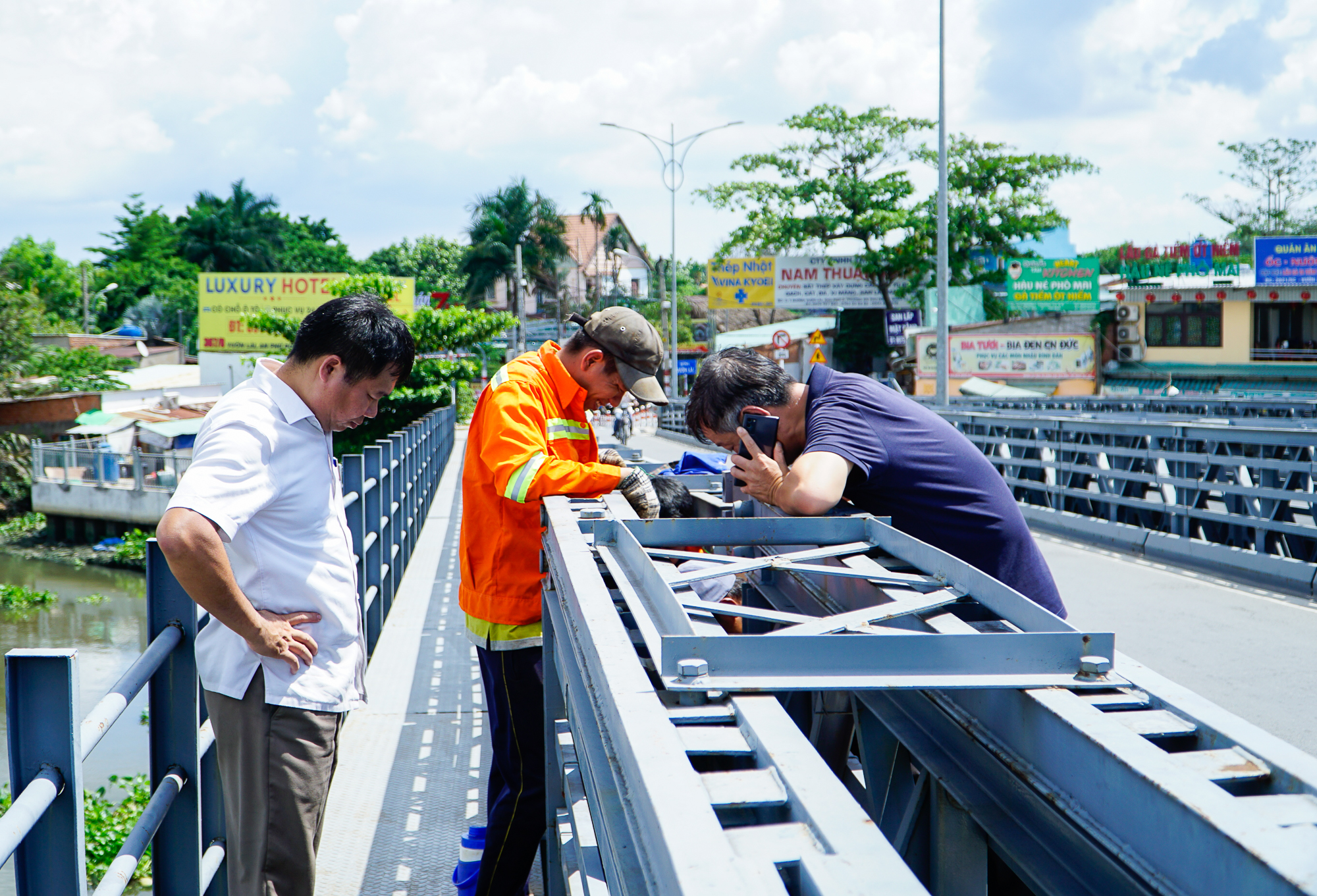 TP.HCM: Nhiều tài xế lúng túng trong ngày đầu cấm ô tô qua cầu An Phú Đông sau sự cố bị sà lan đâm  - Ảnh 8.