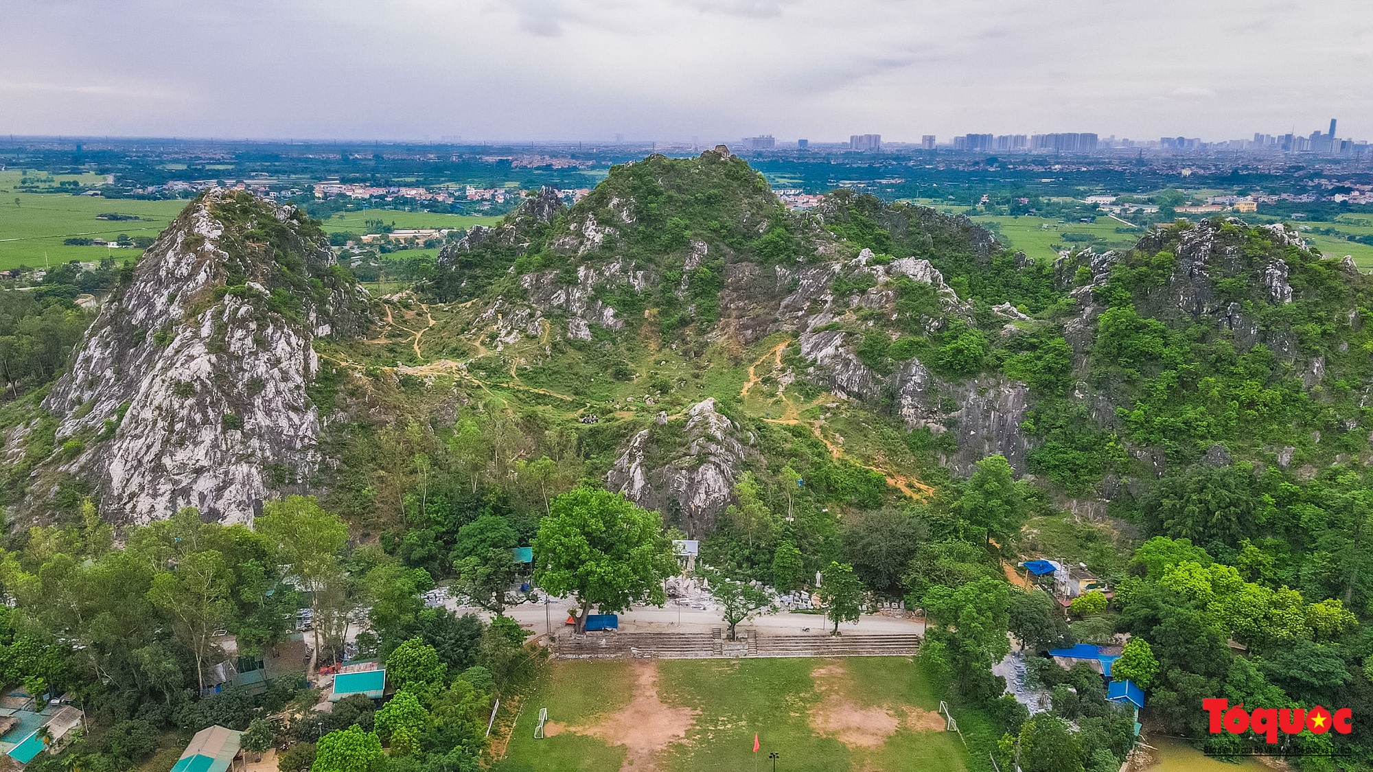 Ngỡ ngàng vẻ đẹp hoang sơ của &quot;cao nguyên đá&quot; núi Trầm giữa lòng Hà Nội - Ảnh 2.