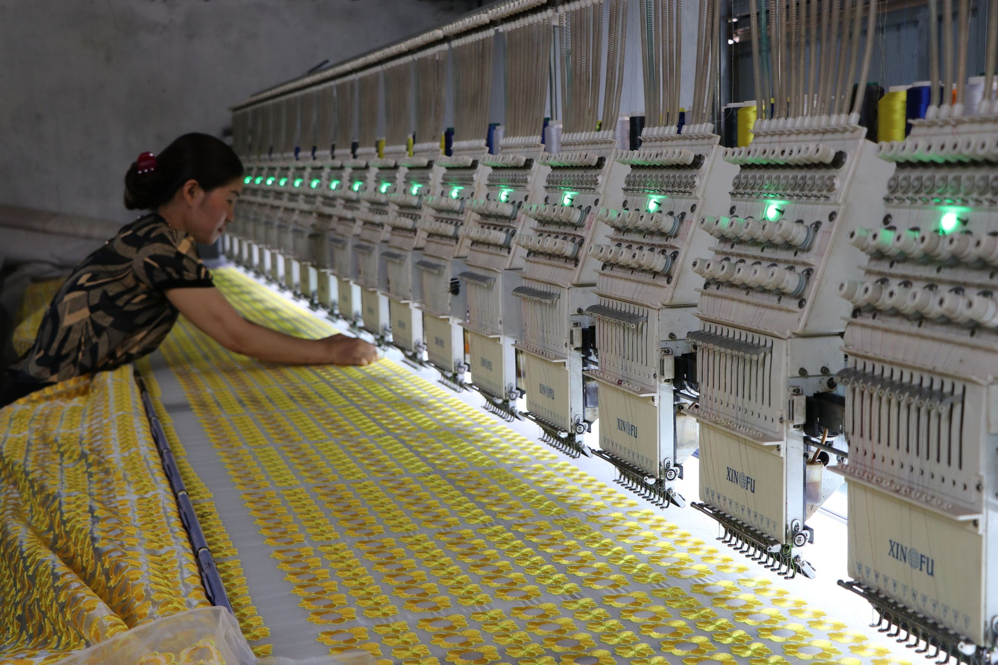 Cách đây ít năm bà Chi đi thêu tay lấy tiền công, hiện nay gia đình bà vay mượn đầu tư máy công nghiệp, mỗi lần Thanh Nhã về thăm gia đình cũng tranh thủ giúp mẹ chạy máy Cách đây ít năm bà Chi đi thêu tay lấy tiền công, hiện nay gia đình bà vay mượn đầu tư máy công nghiệp, mỗi lần Thanh Nhã về thăm gia đình cũng tranh thủ giúp mẹ chạy máy