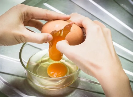 Cách nhanh nhất để nhận biết trứng hỏng, theo chuyên gia - Ảnh 1.