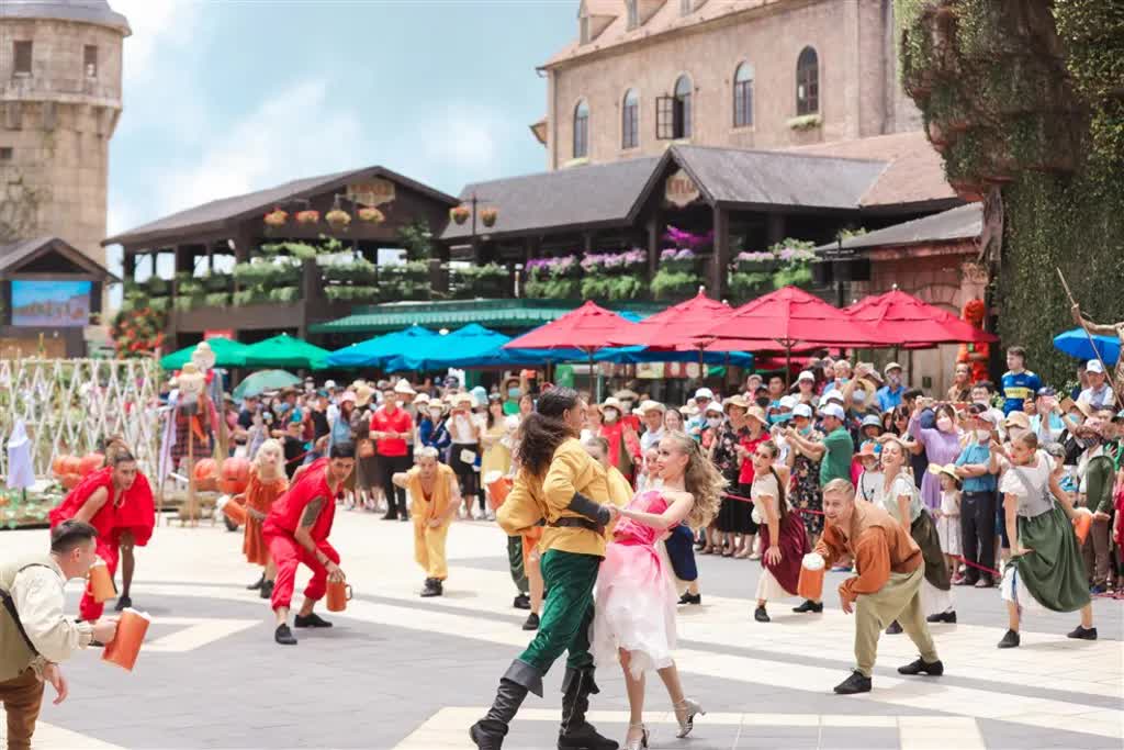 Why South Korean, Thai tourists love Sun World Ba Na Hills - Ảnh 1. Why South Korean, Thai tourists love Sun World Ba Na Hills - Ảnh 1.