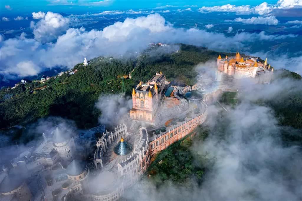 Why South Korean, Thai tourists love Sun World Ba Na Hills - Ảnh 3. Why South Korean, Thai tourists love Sun World Ba Na Hills - Ảnh 3.