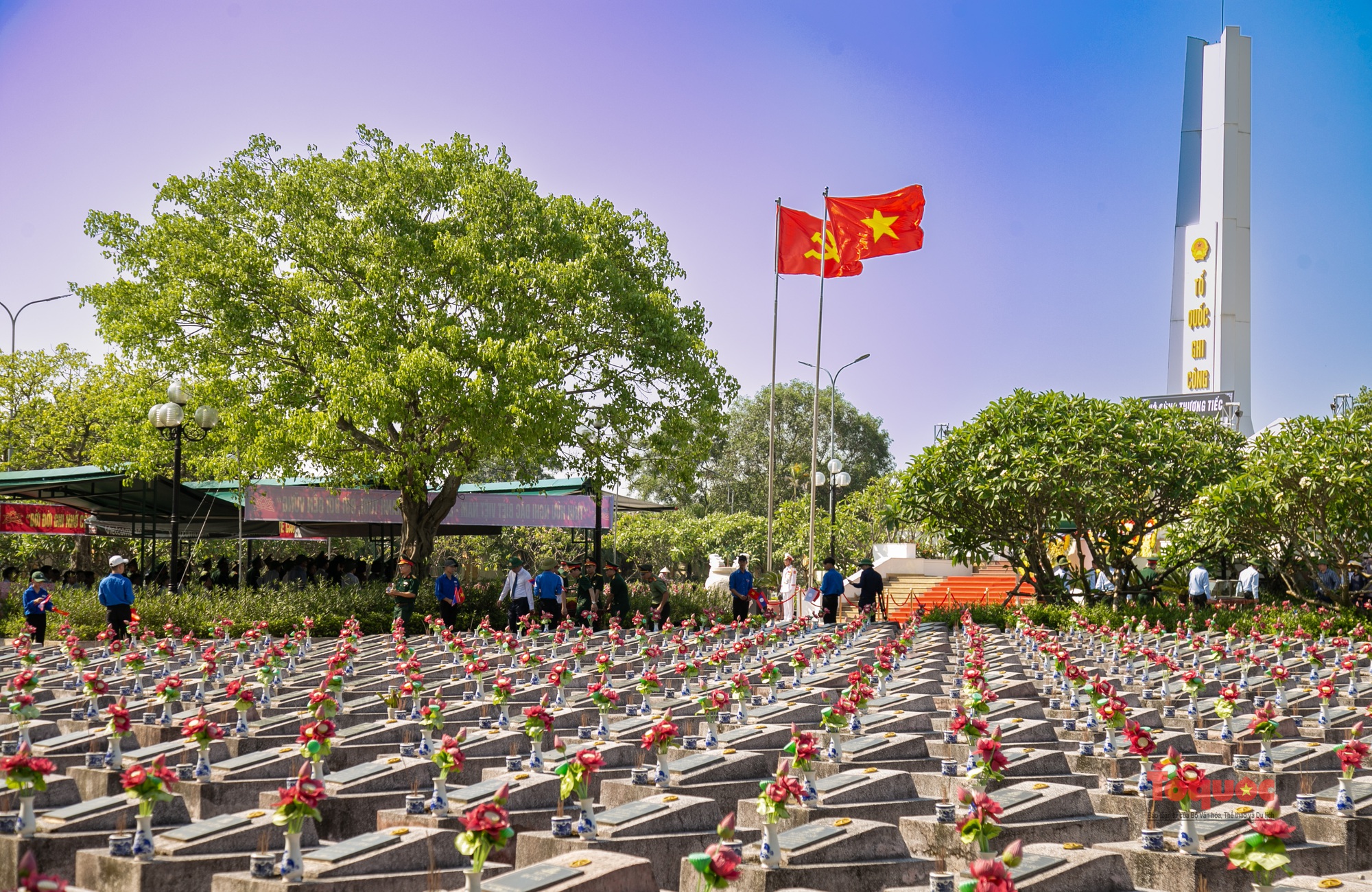 Đón các anh hùng liệt sĩ trở về đất mẹ Quảng Bình - Ảnh 1.