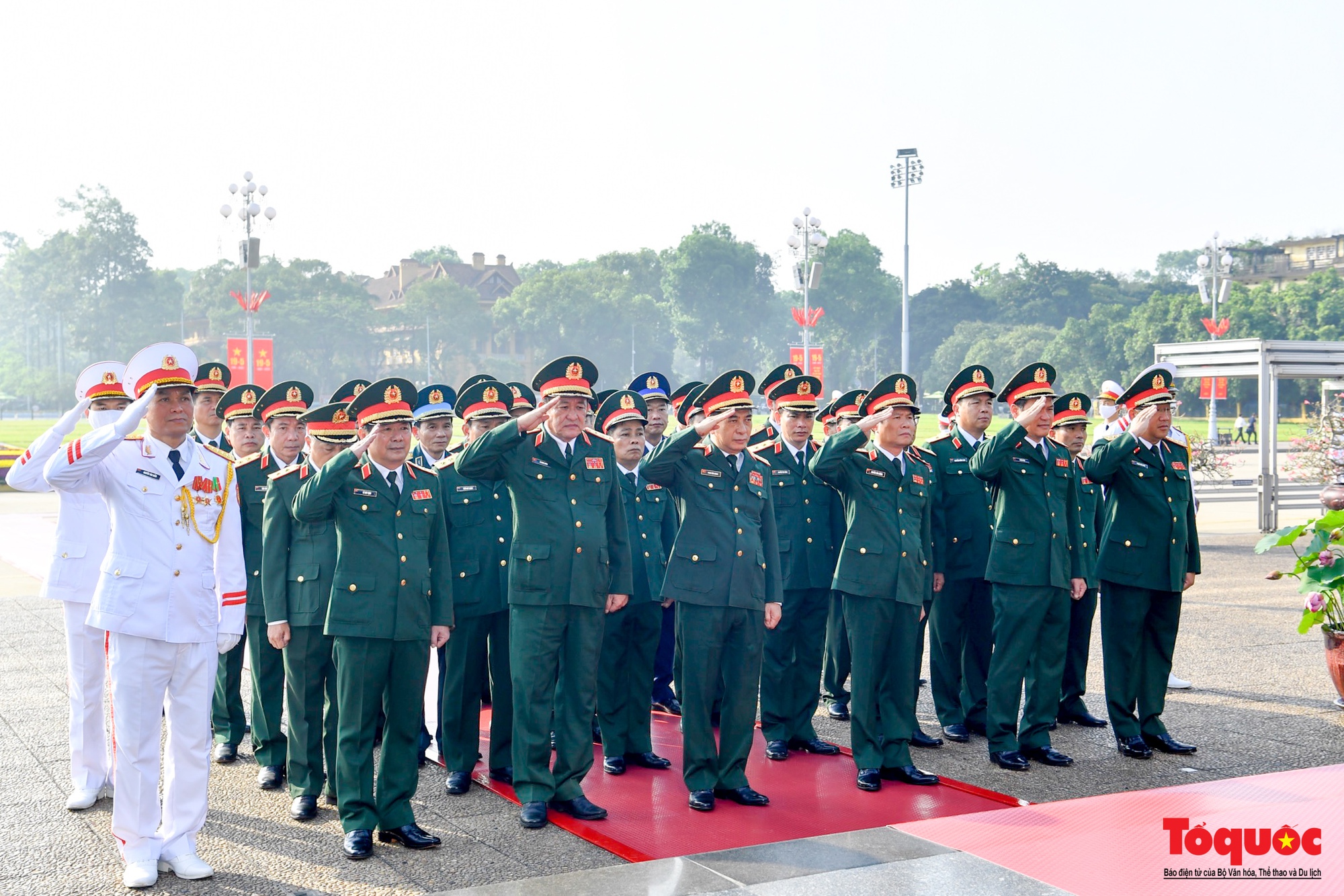 Lãnh đạo Đảng và Nhà nước vào Lăng viếng Chủ tịch Hồ Chí Minh - Ảnh 8.