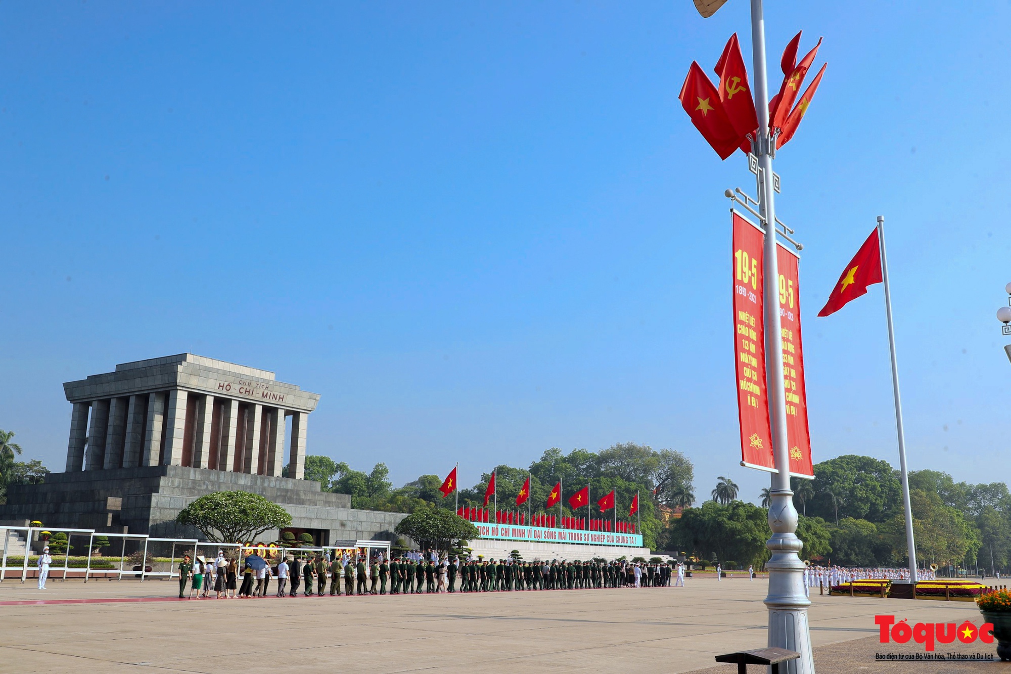 Lãnh đạo Đảng và Nhà nước vào Lăng viếng Chủ tịch Hồ Chí Minh - Ảnh 14.