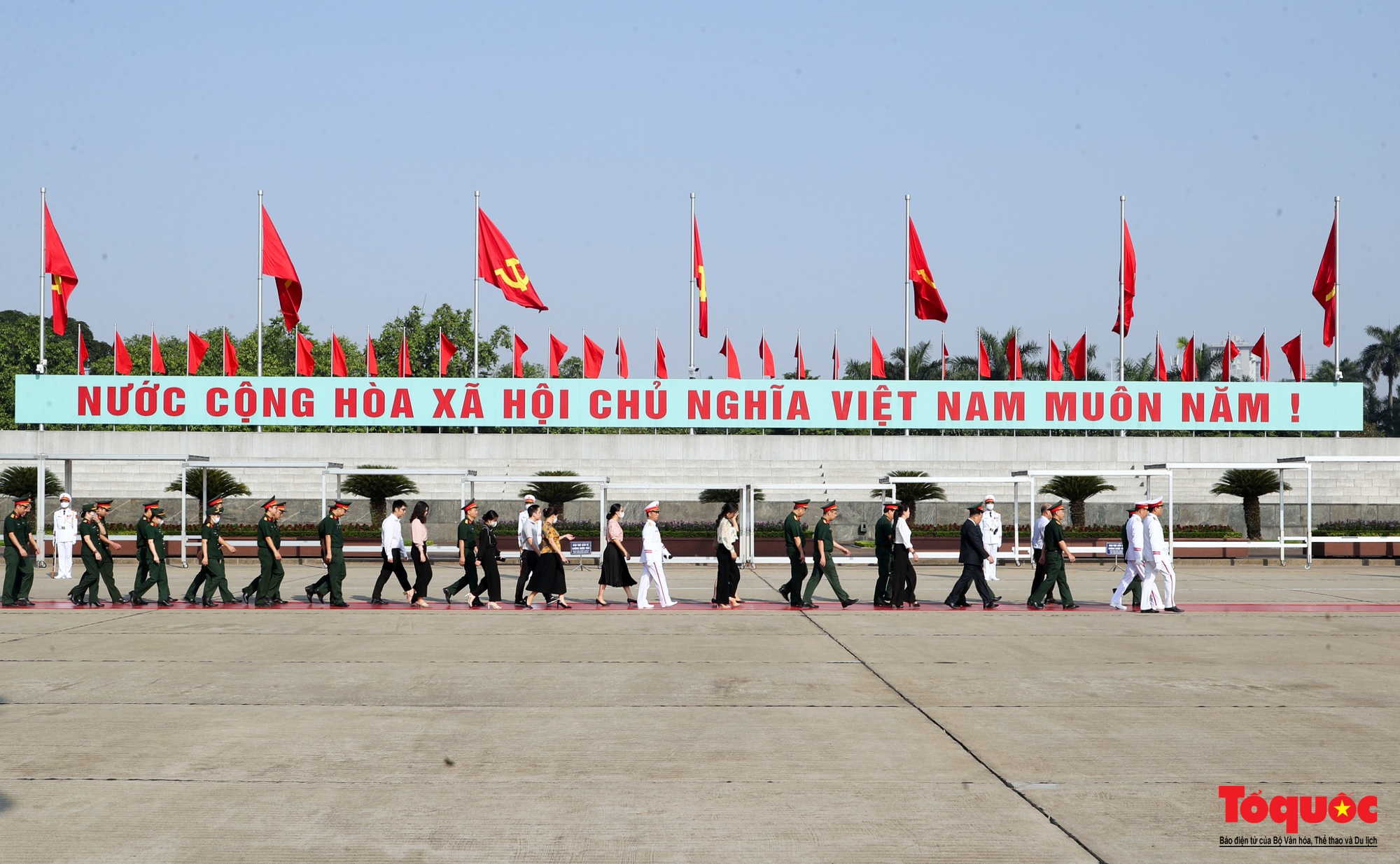 Lãnh đạo Đảng và Nhà nước vào Lăng viếng Chủ tịch Hồ Chí Minh - Ảnh 13.
