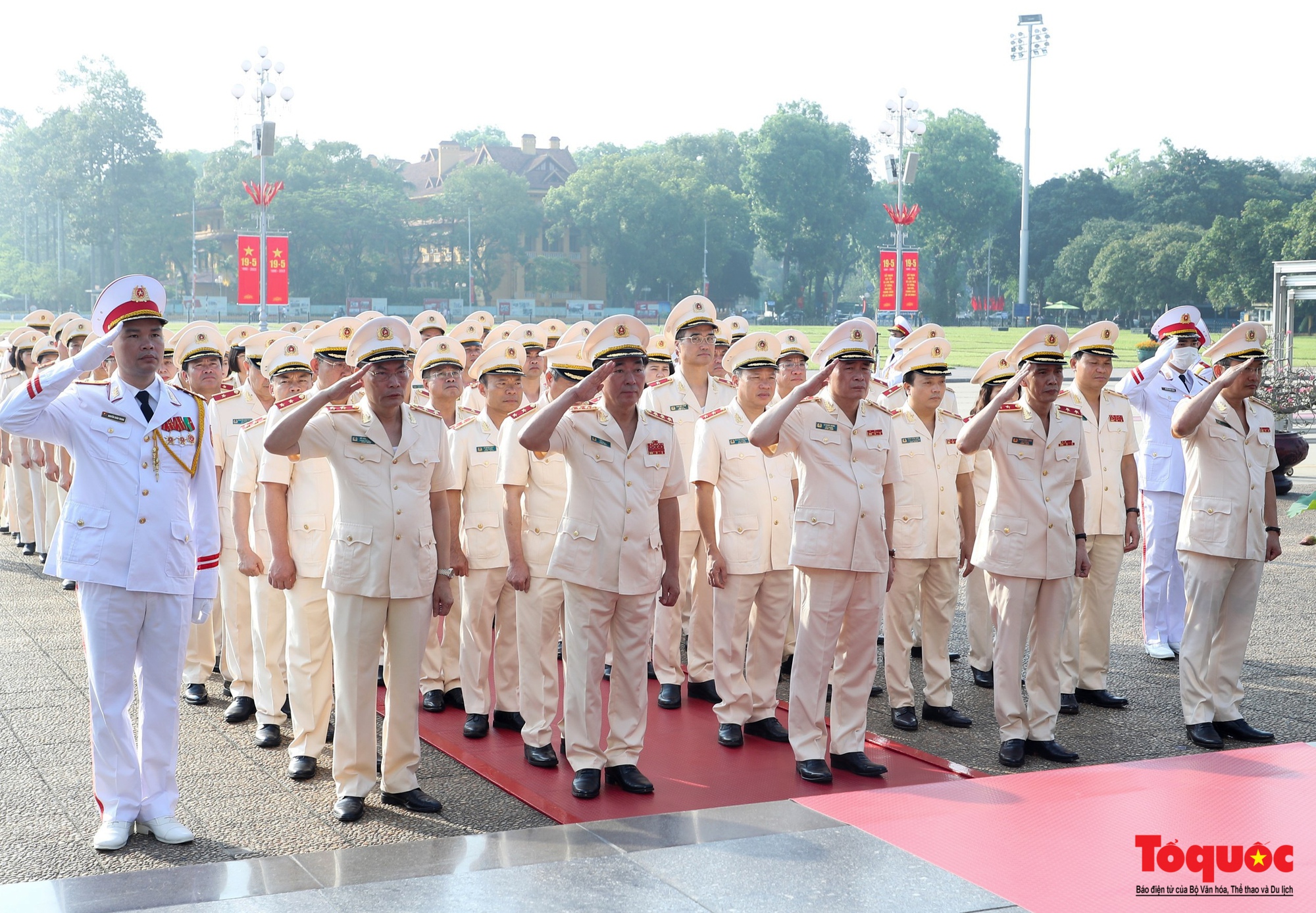 Lãnh đạo Đảng và Nhà nước vào Lăng viếng Chủ tịch Hồ Chí Minh - Ảnh 10.