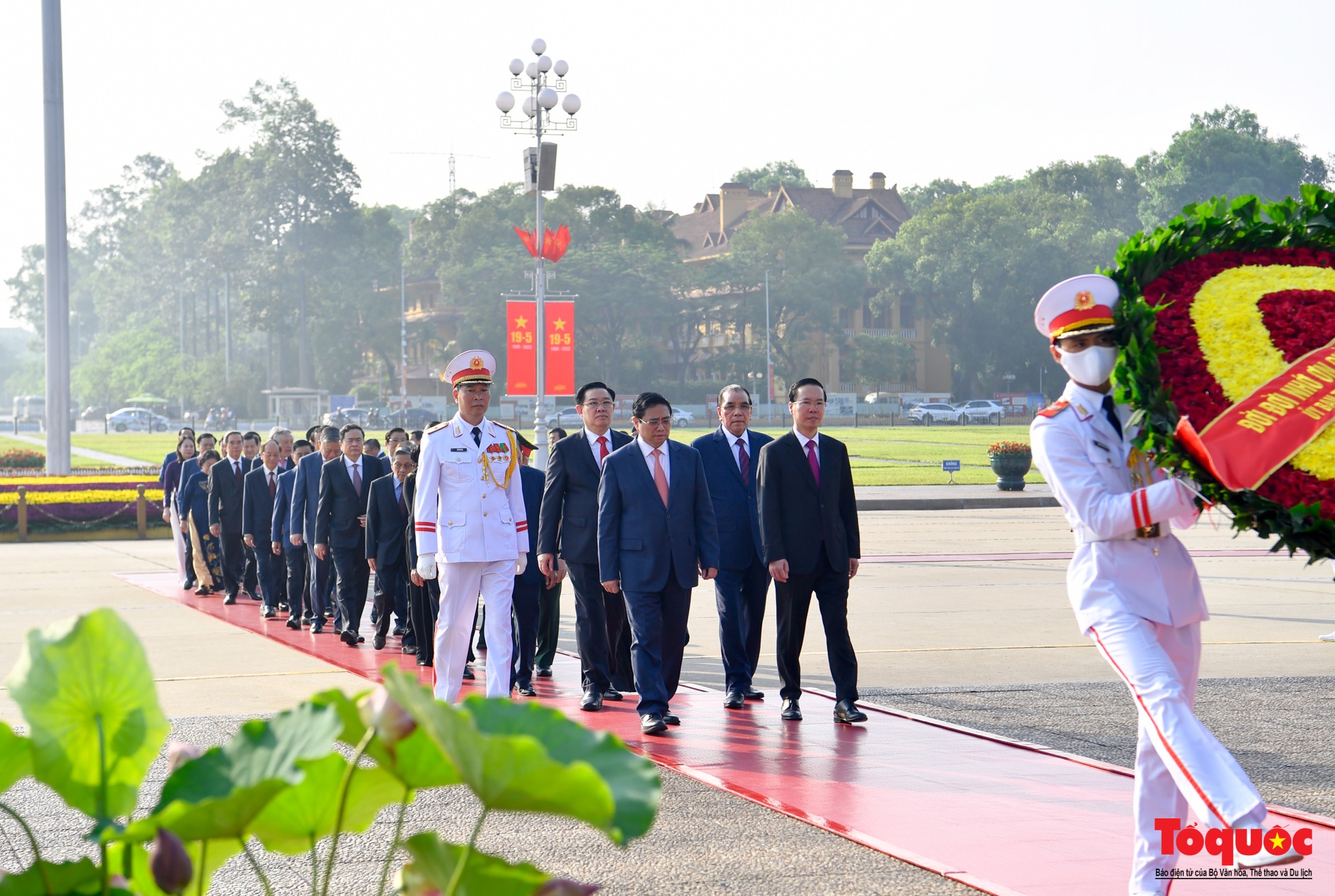 Lãnh đạo Đảng và Nhà nước vào Lăng viếng Chủ tịch Hồ Chí Minh - Ảnh 3.
