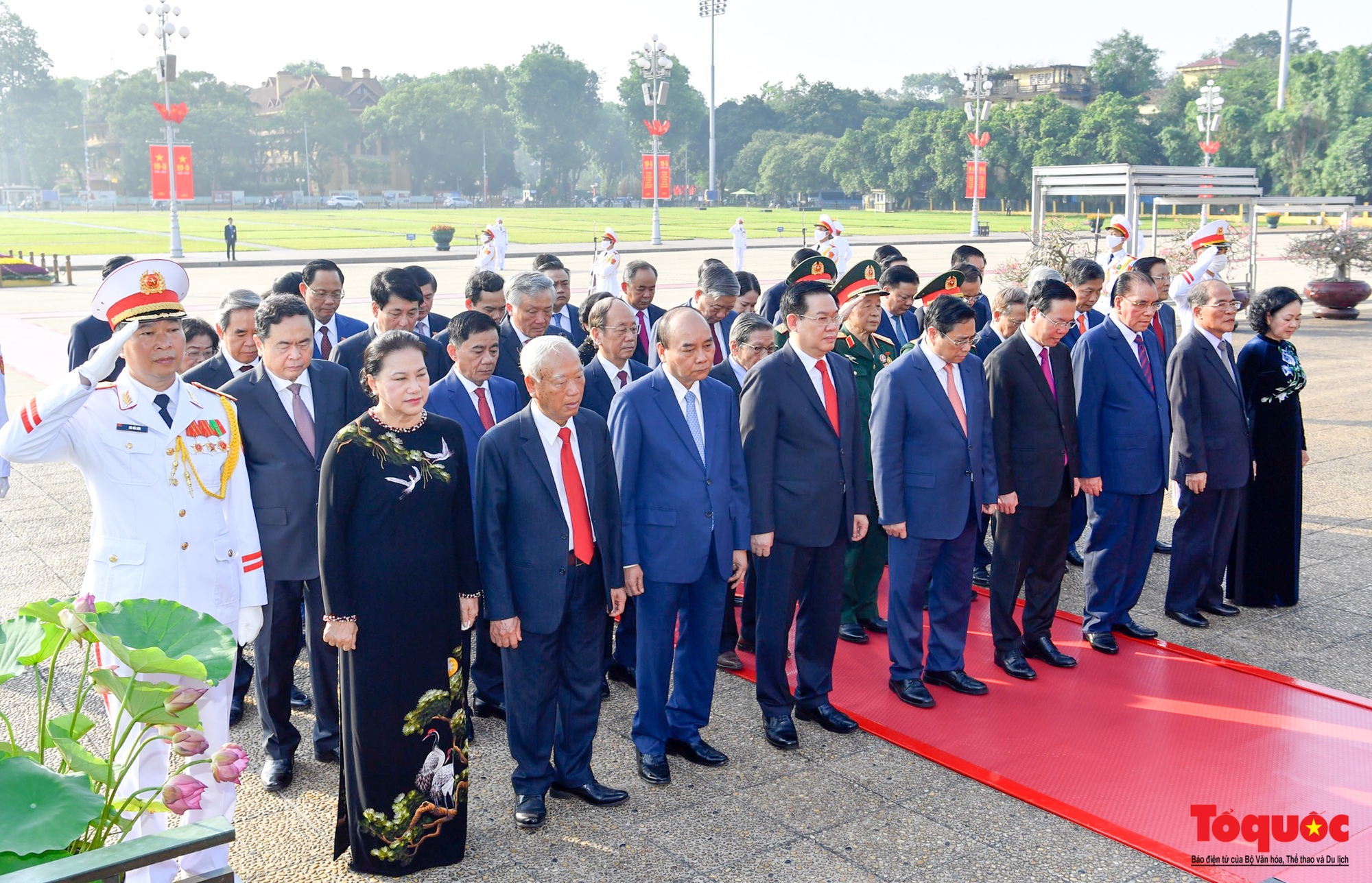 Lãnh đạo Đảng và Nhà nước vào Lăng viếng Chủ tịch Hồ Chí Minh - Ảnh 5.