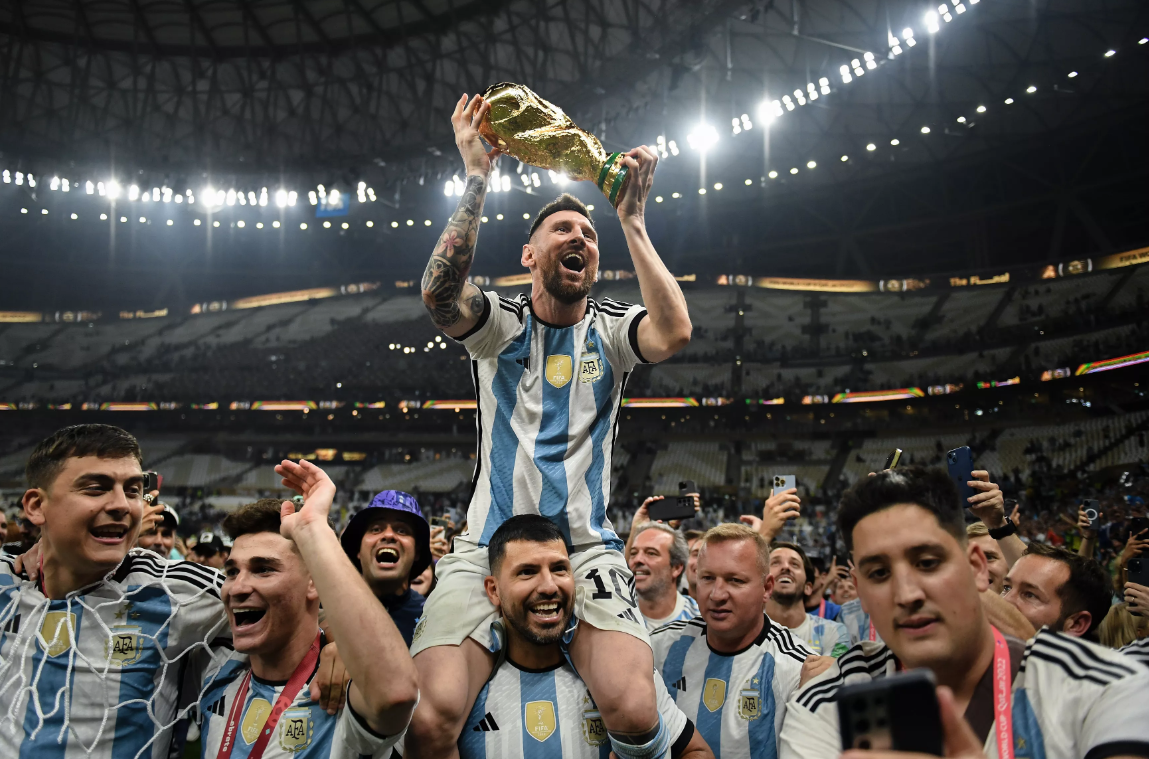 Những hình ảnh đẹp nhất về Quả bóng vàng thứ bảy của Messi