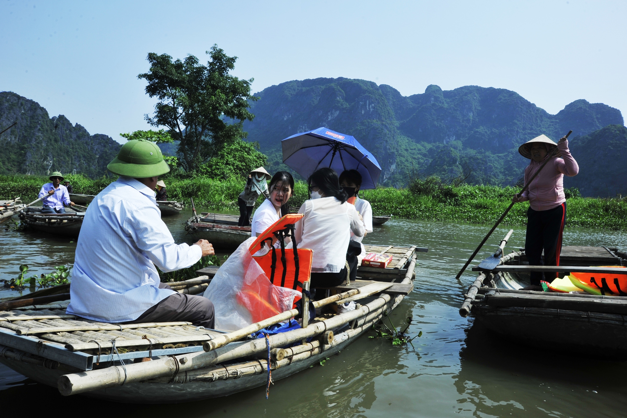 Điều đặc biệt của Vân Long là toàn bộ hệ sinh thái, núi đá vôi bị cô lập giữa đầm nước, hầu như không chịu sự tác động con người.