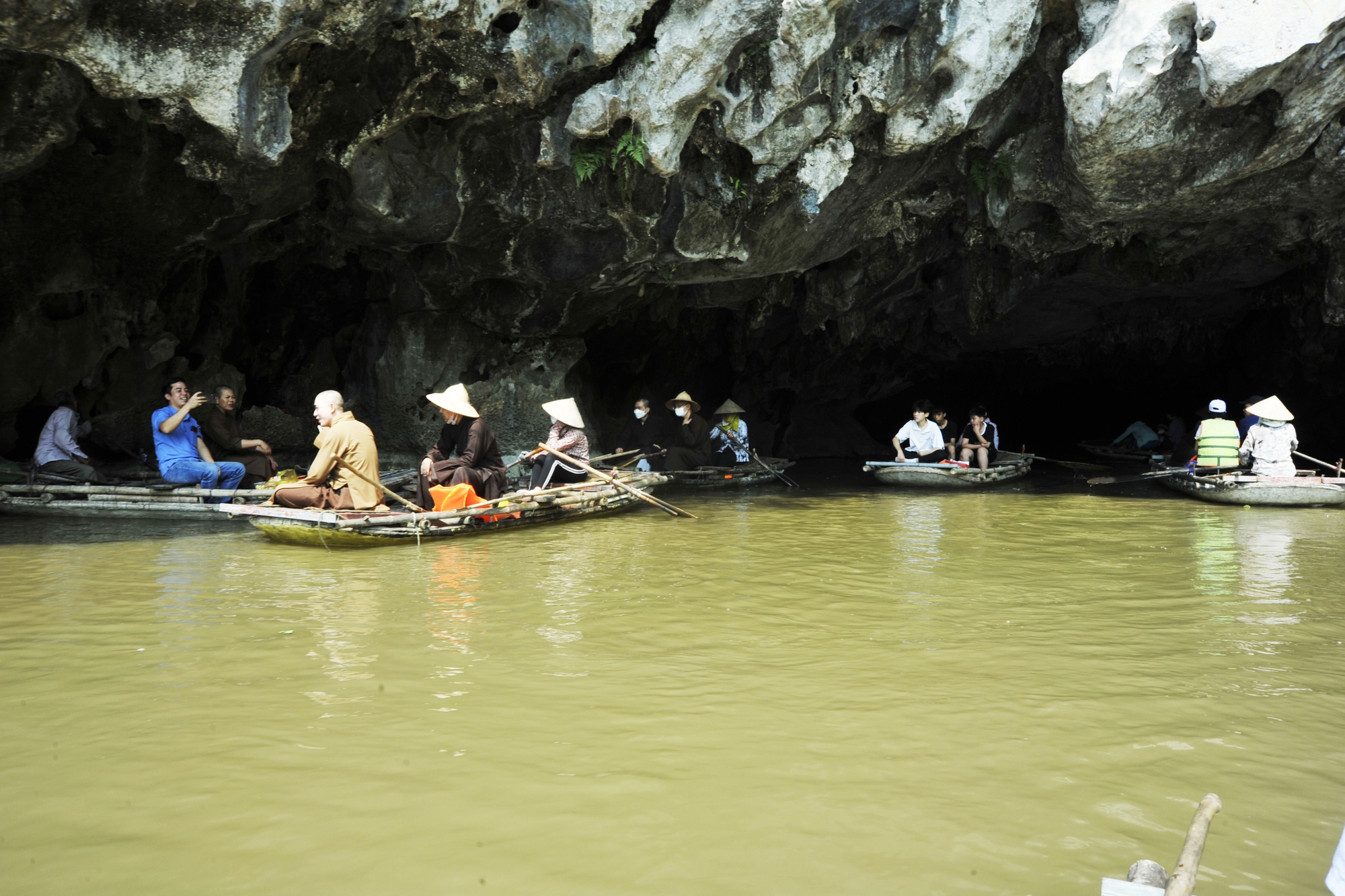 Đây gọi là Hang bóng - vì nước ở đây thường trong xanh in bóng xuống nước