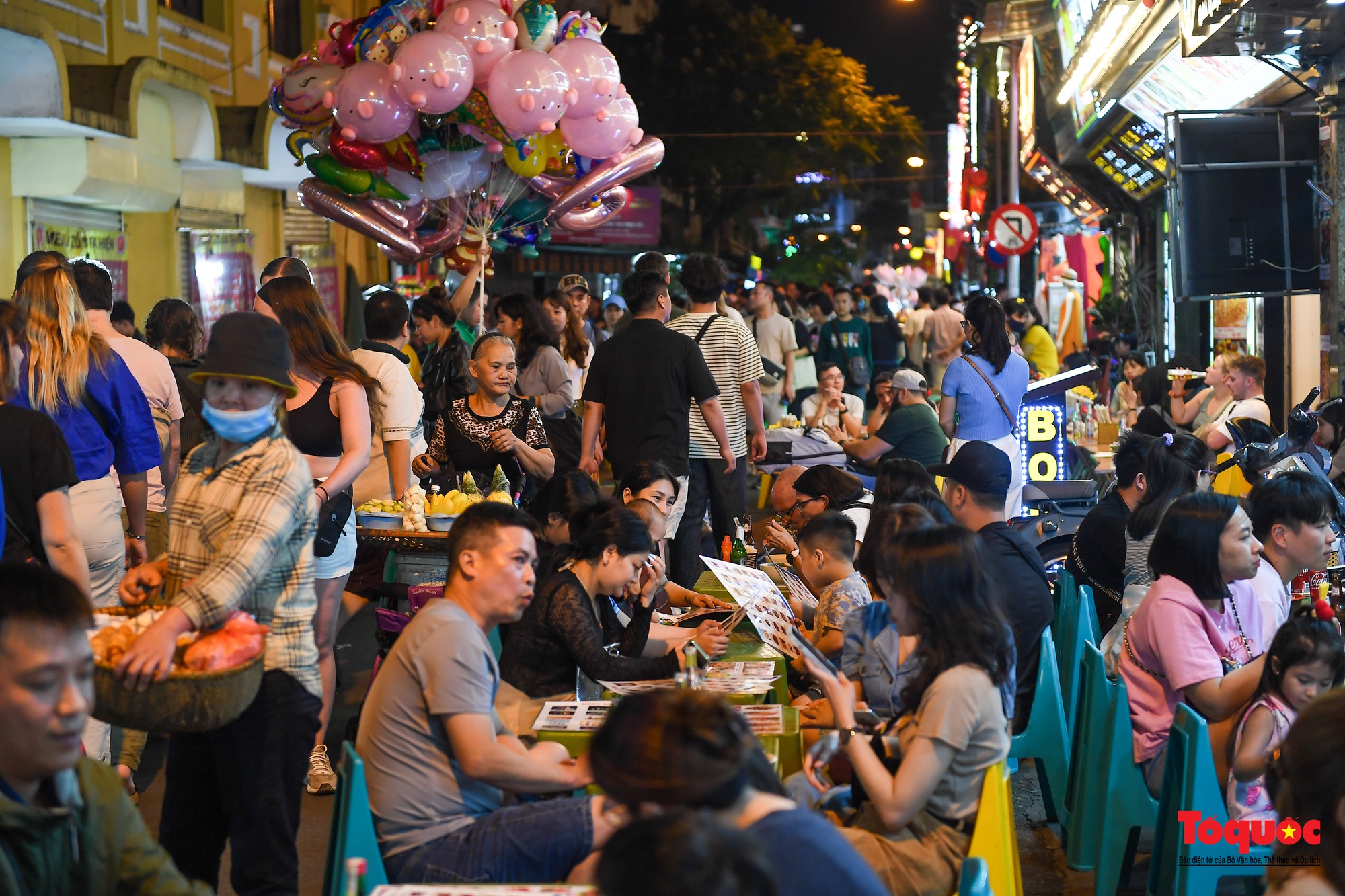 Du khách nước ngoài chen chân tìm chỗ ngồi tại phố Tạ Hiện - Ảnh 9.