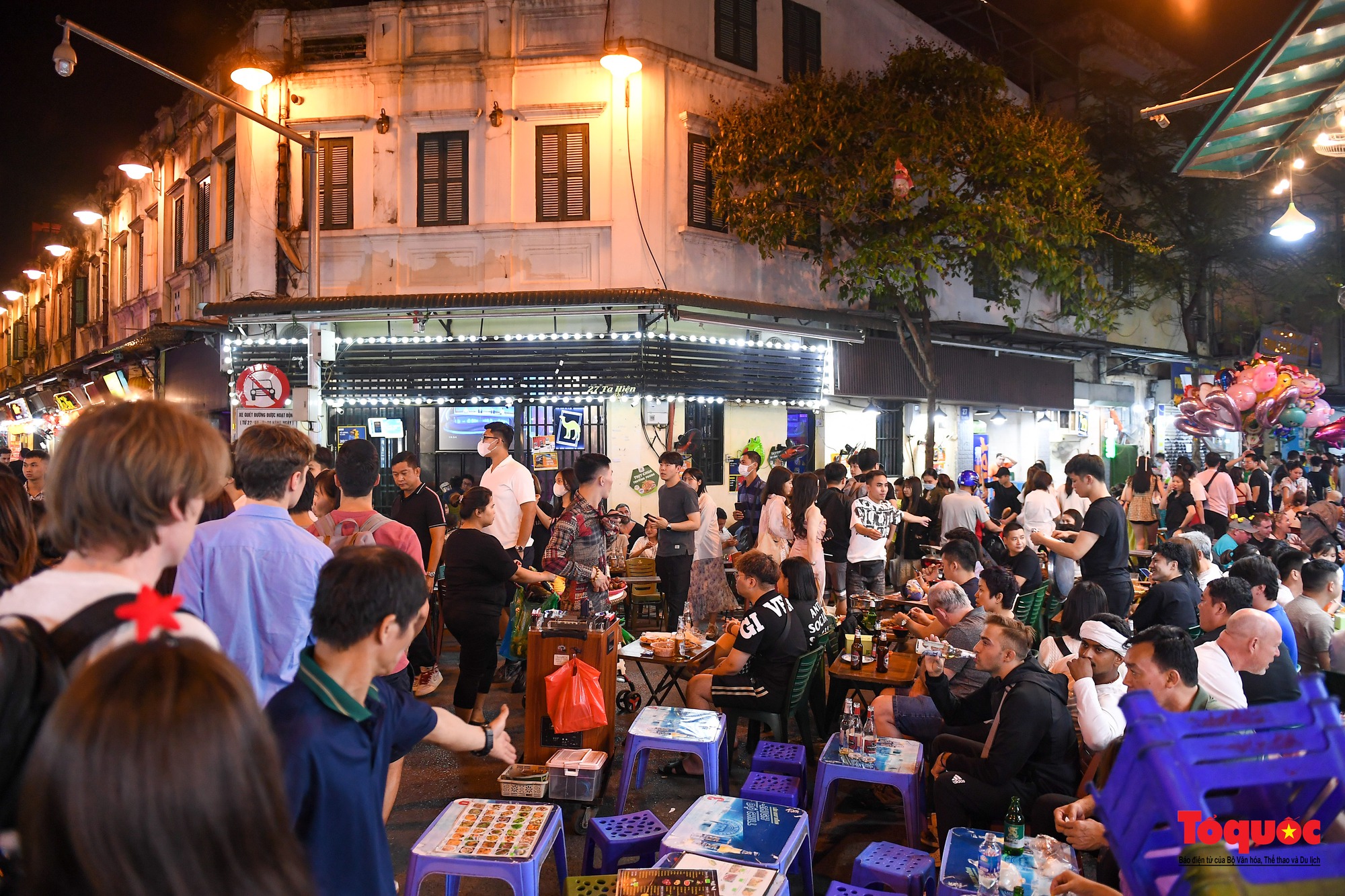 Du khách nước ngoài chen chân tìm chỗ ngồi tại phố Tạ Hiện - Ảnh 3.