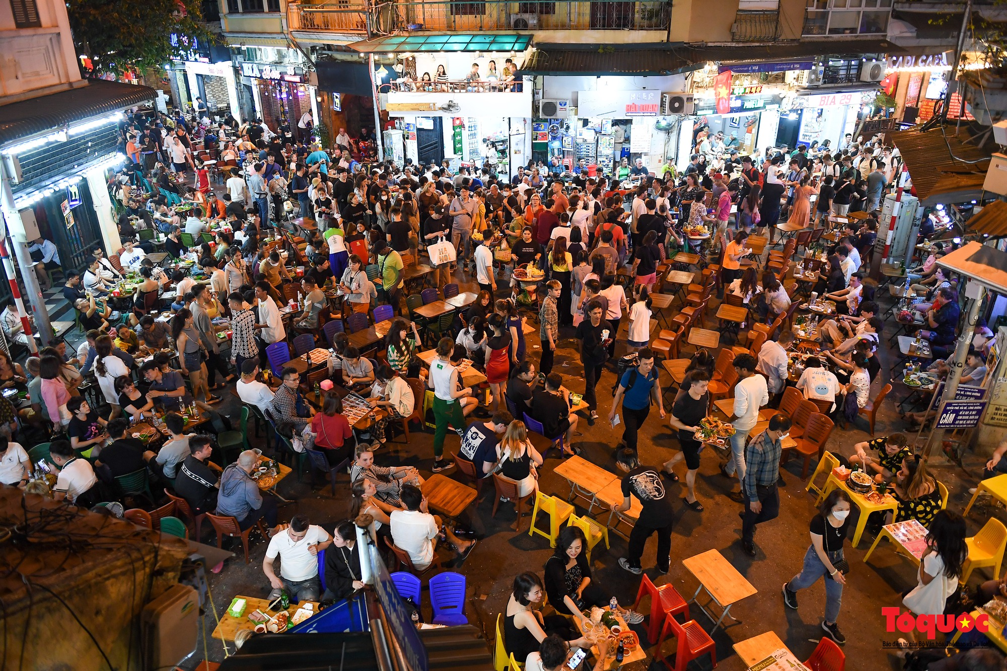 Du khách nước ngoài chen chân tìm chỗ ngồi tại phố Tạ Hiện - Ảnh 1.