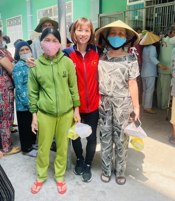 Tiền vệ tuyển nữ Việt Nam vừa giành HCV SEA Games làm việc thiện, giúp đỡ hoàn cảnh khó khăn ở quê nhà - Ảnh 2.