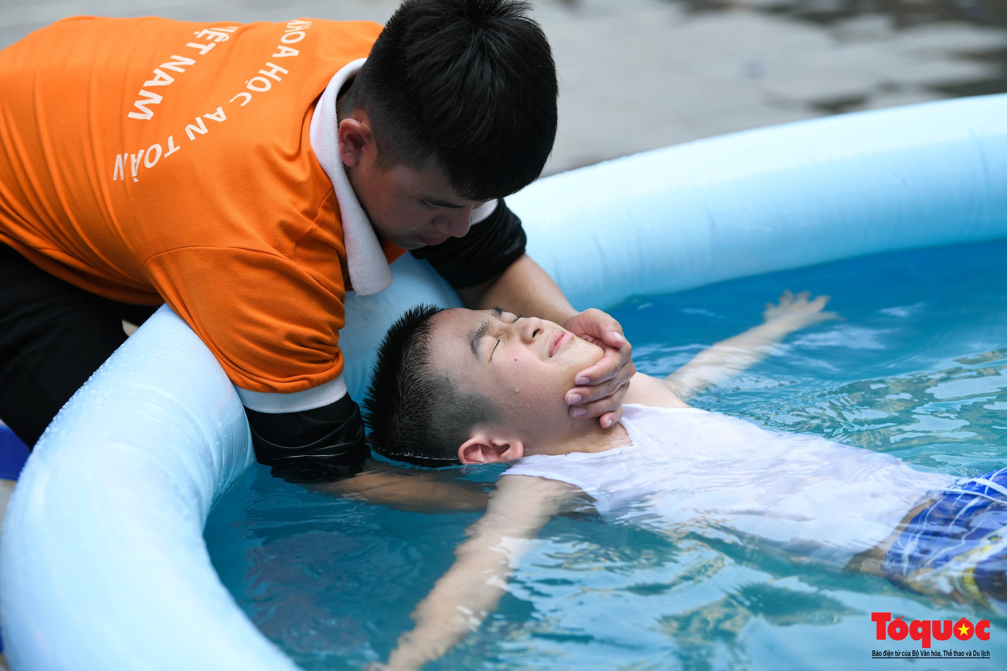 Học sinh Hà Nội hào hứng học các kỹ năng chống đuối nước - Ảnh 5.