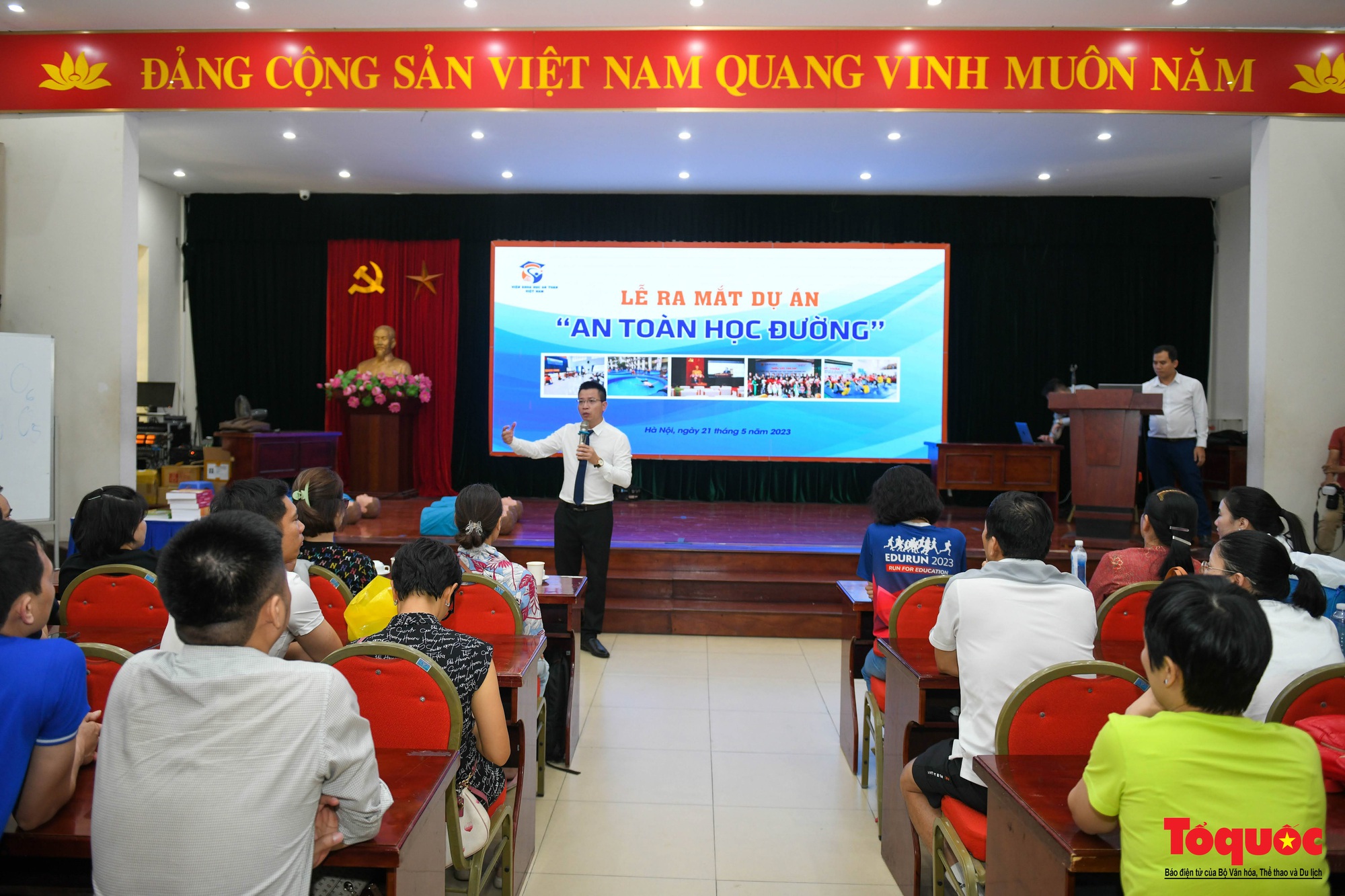 Học sinh Hà Nội hào hứng học các kỹ năng chống đuối nước - Ảnh 1.
