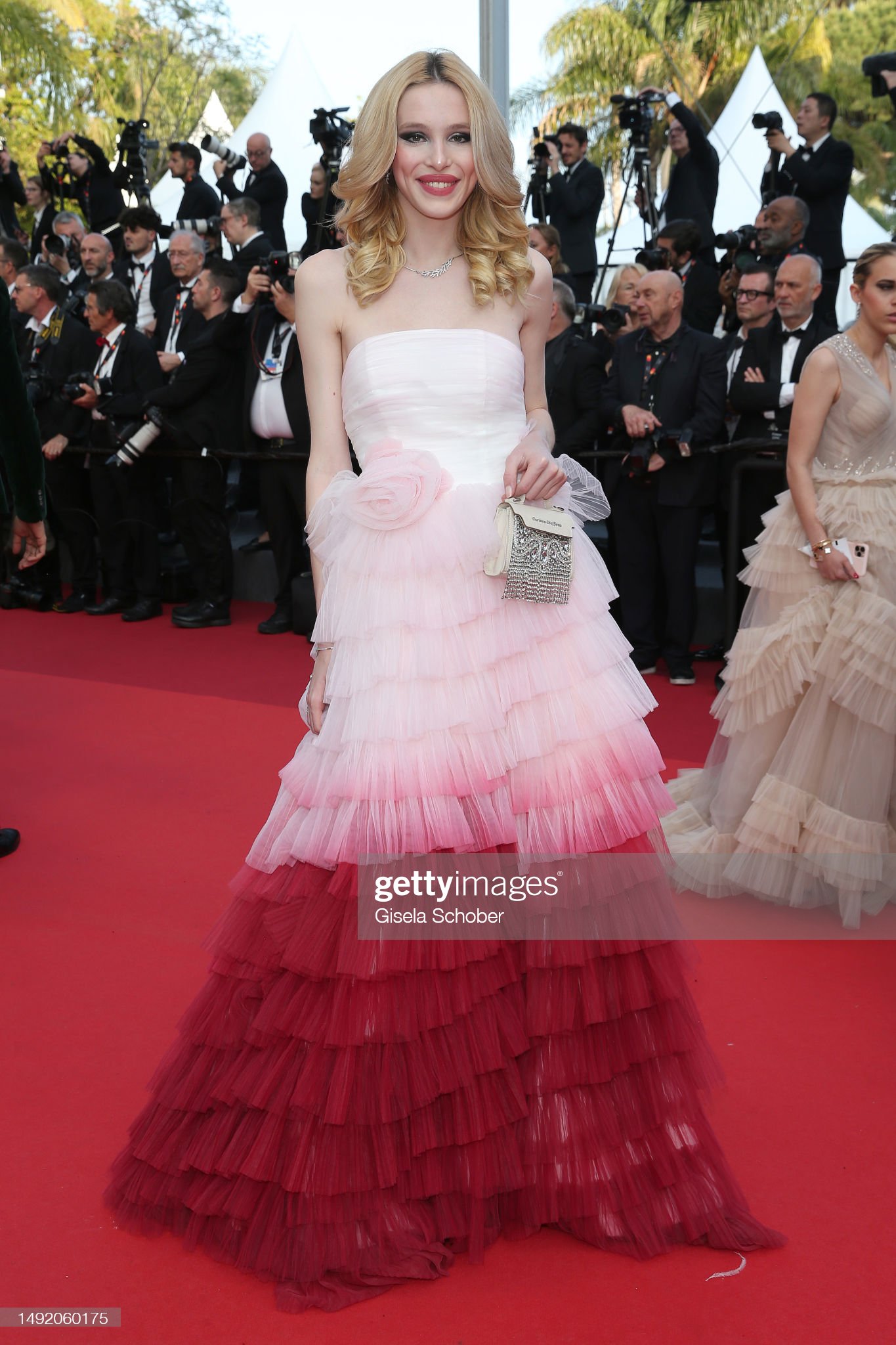 Thảm đỏ Cannes 2023 ngày 6: Jennifer Lawrence - Gigi Hadid đẹp choáng ngợp, Irina Shayk hở bạo lấn át dàn sao - Ảnh 18.
