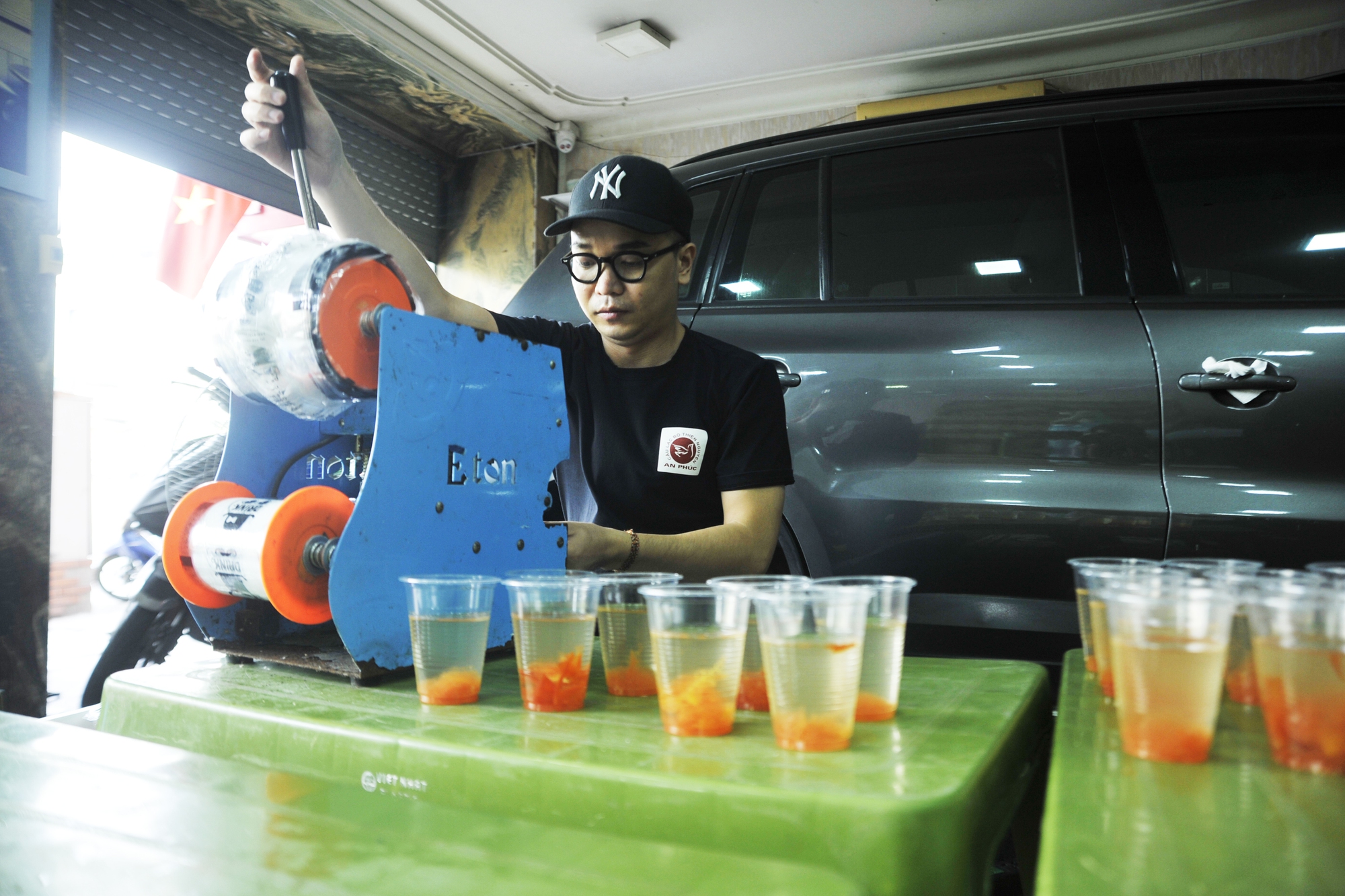 Một nhóm khác cùng nhau lấy cơm vào hộp, đóng hộp canh… rồi chuyển cho nhóm lấy thực phẩm vào từng suất và đóng gói vào từng chiếc túi kèm theo đồ tráng miệng. Một nhóm khác cùng nhau lấy cơm vào hộp, đóng hộp canh… rồi chuyển cho nhóm lấy thực phẩm vào từng suất và đóng gói vào từng chiếc túi kèm theo đồ tráng miệng.