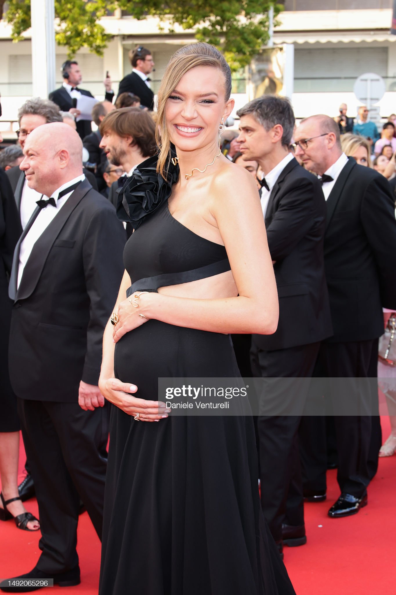 Thảm đỏ Cannes 2023 ngày 6: Jennifer Lawrence - Gigi Hadid đẹp choáng ngợp, Irina Shayk hở bạo lấn át dàn sao - Ảnh 11.