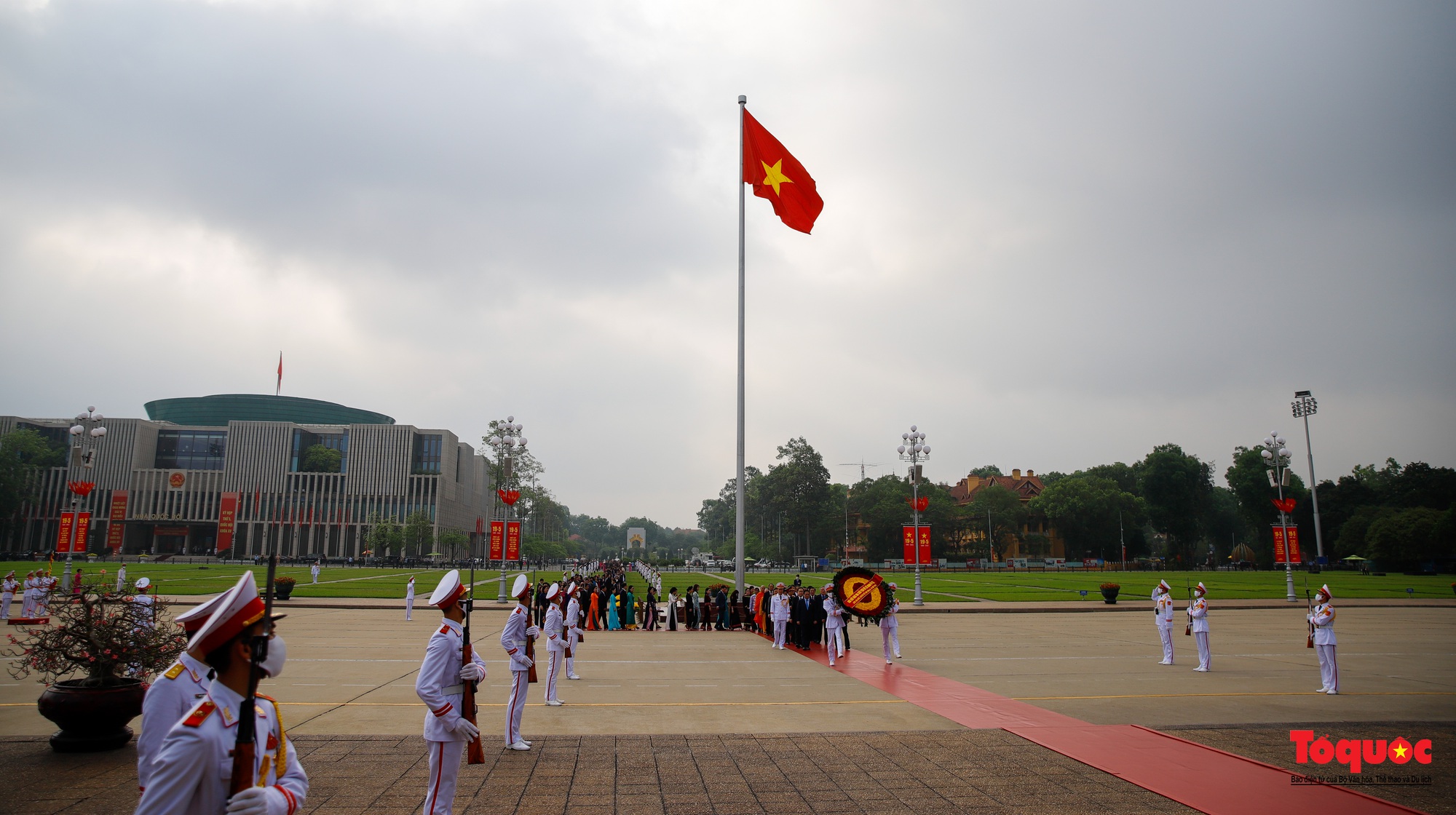 Lãnh đạo Đảng, Nhà nước và các đại biểu Quốc hội vào Lăng viếng Chủ tịch Hồ Chí Minh - Ảnh 1.