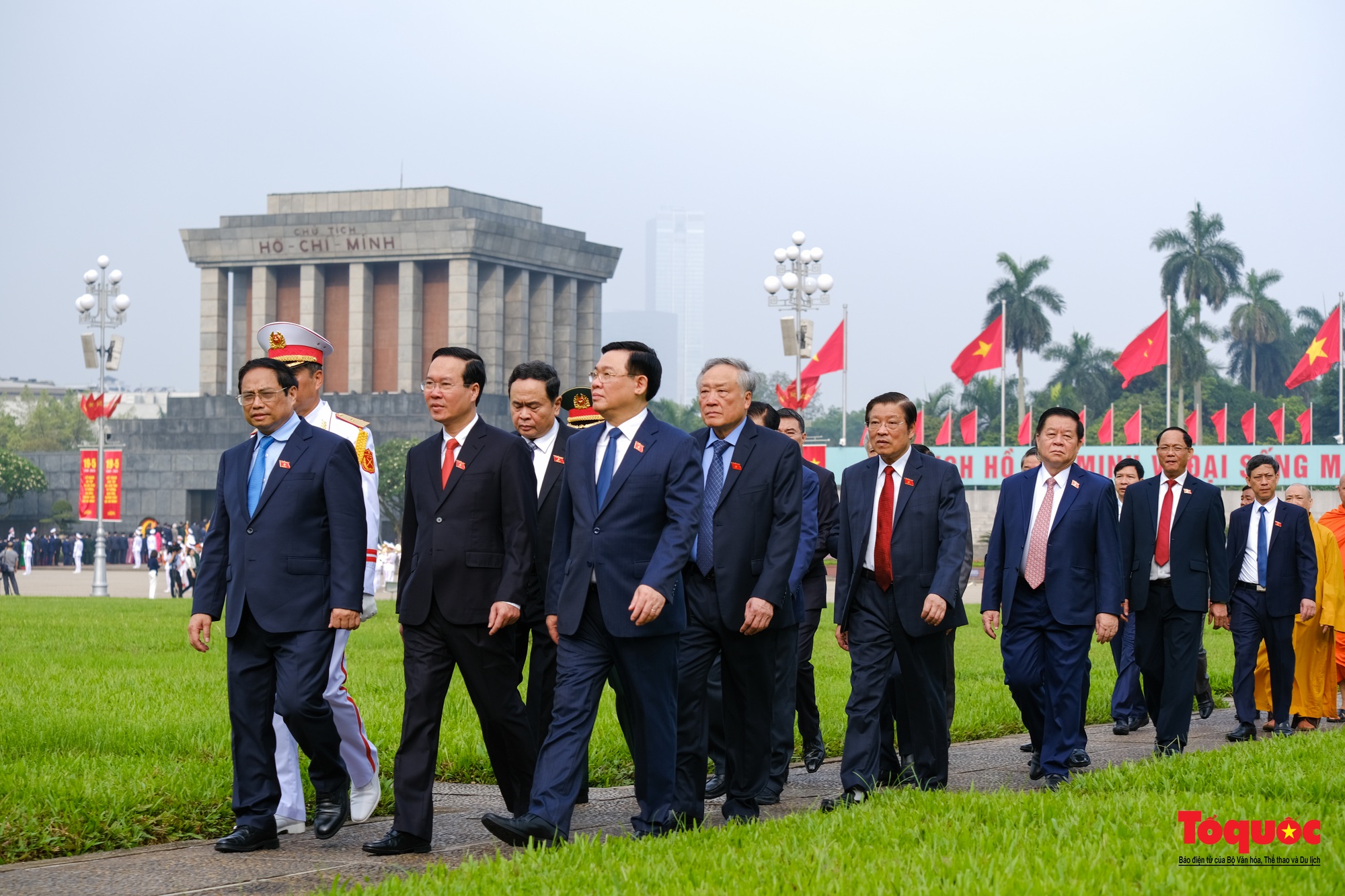 Lãnh đạo Đảng, Nhà nước và các đại biểu Quốc hội vào Lăng viếng Chủ tịch Hồ Chí Minh - Ảnh 8.