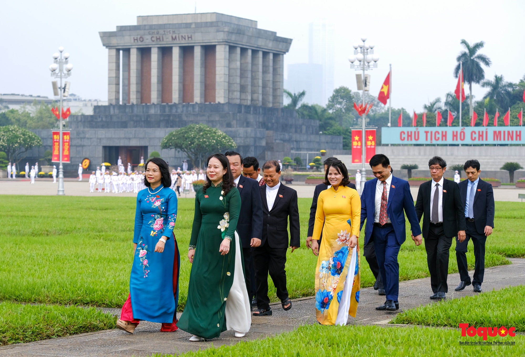 Lãnh đạo Đảng, Nhà nước và các đại biểu Quốc hội vào Lăng viếng Chủ tịch Hồ Chí Minh - Ảnh 10.
