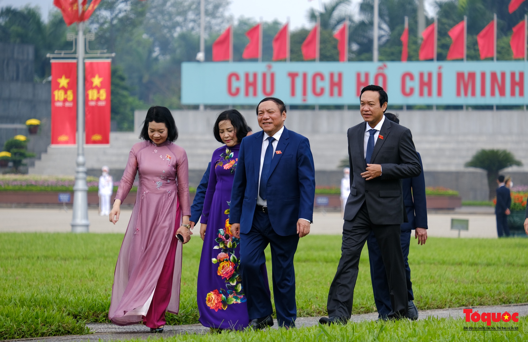 Lãnh đạo Đảng, Nhà nước và các đại biểu Quốc hội vào Lăng viếng Chủ tịch Hồ Chí Minh - Ảnh 12.