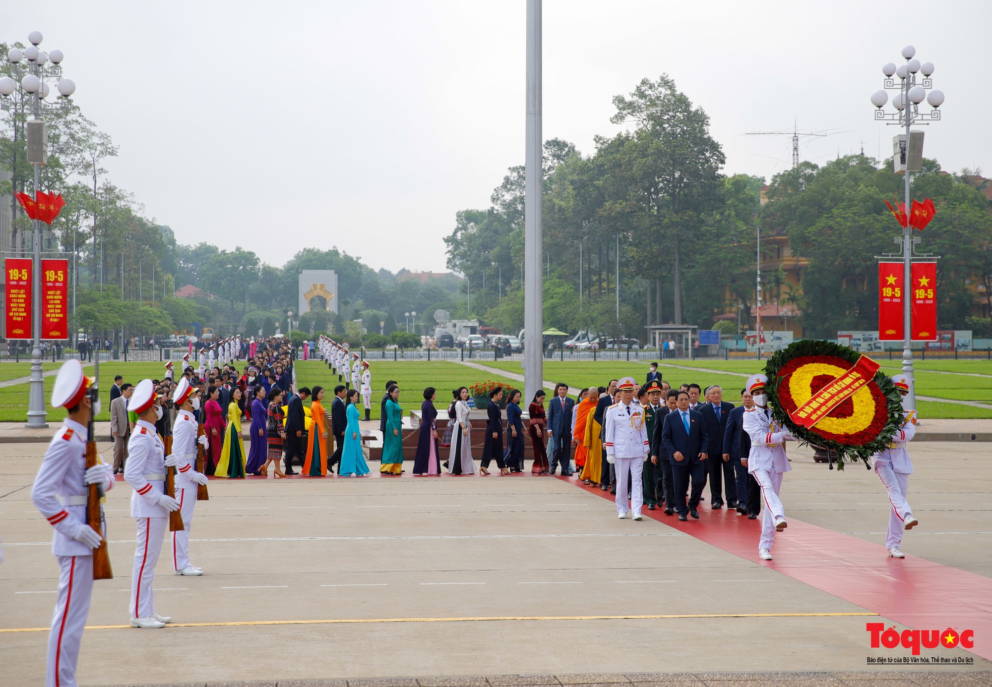 Lãnh đạo Đảng, Nhà nước và các đại biểu Quốc hội vào Lăng viếng Chủ tịch Hồ Chí Minh - Ảnh 2.