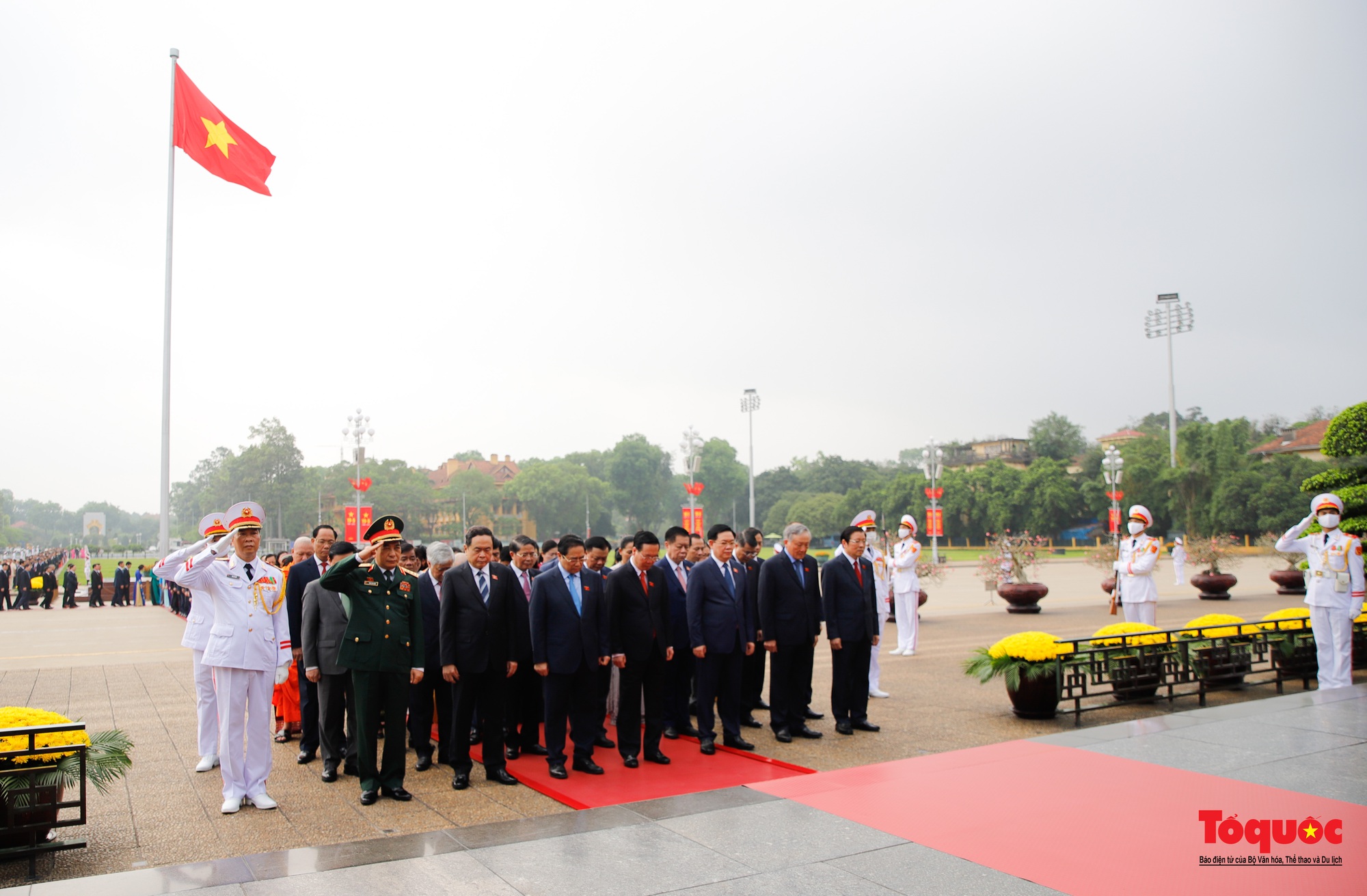 Lãnh đạo Đảng, Nhà nước và các đại biểu Quốc hội vào Lăng viếng Chủ tịch Hồ Chí Minh - Ảnh 6.