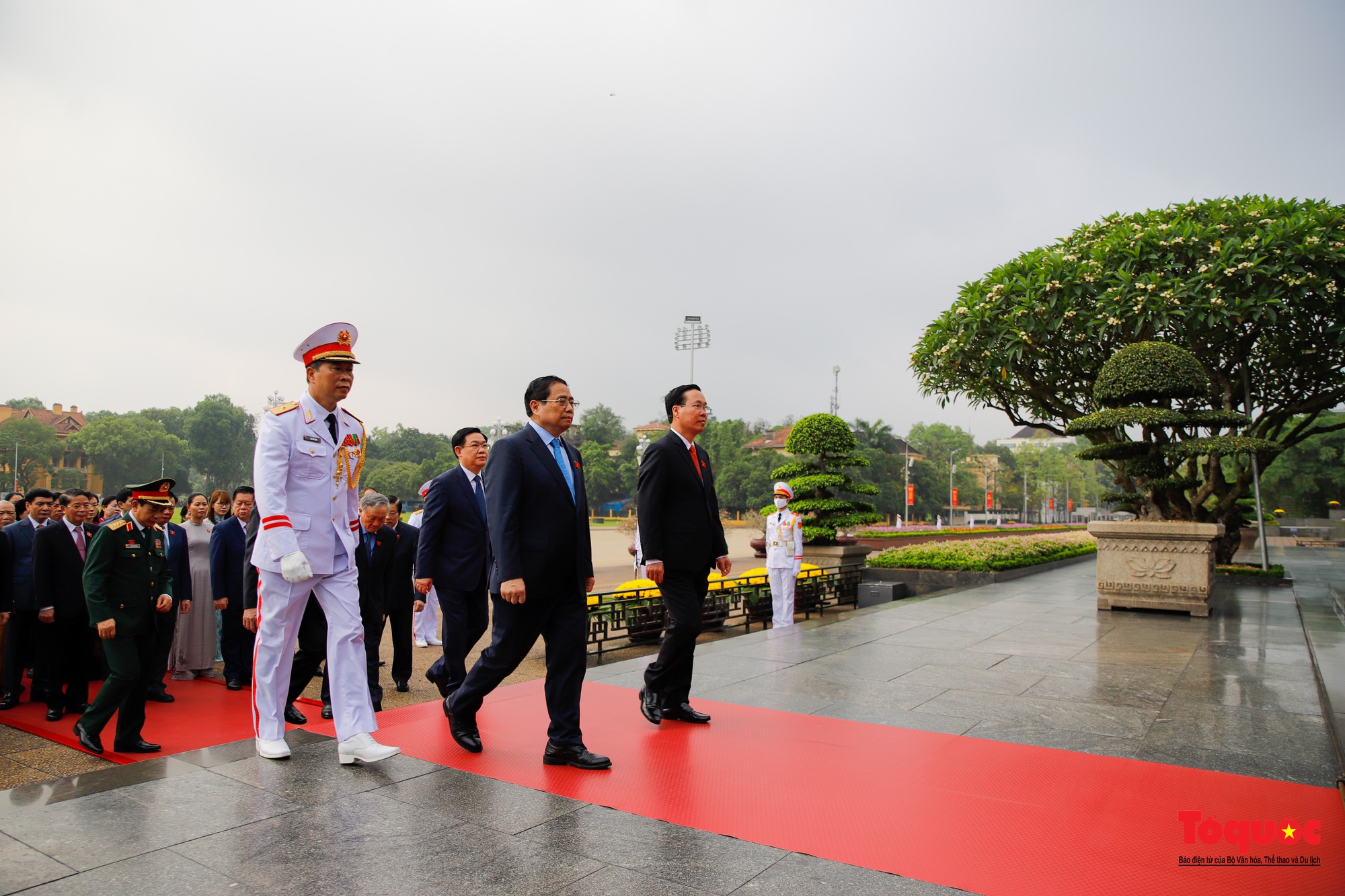 Lãnh đạo Đảng, Nhà nước và các đại biểu Quốc hội vào Lăng viếng Chủ tịch Hồ Chí Minh - Ảnh 7.