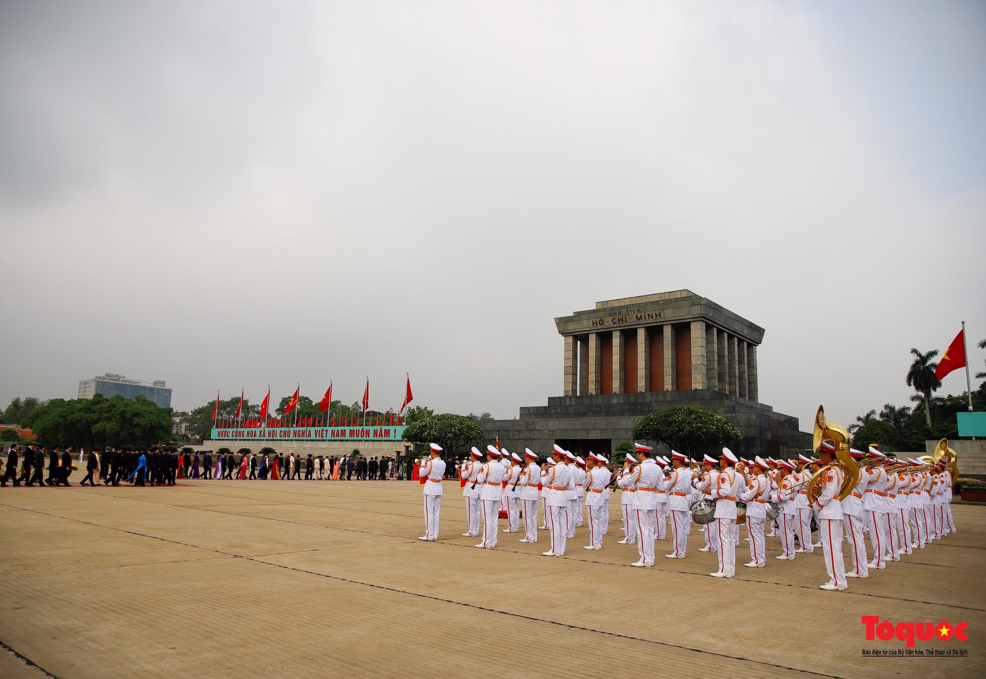 Lãnh đạo Đảng, Nhà nước và các đại biểu Quốc hội vào Lăng viếng Chủ tịch Hồ Chí Minh - Ảnh 13.