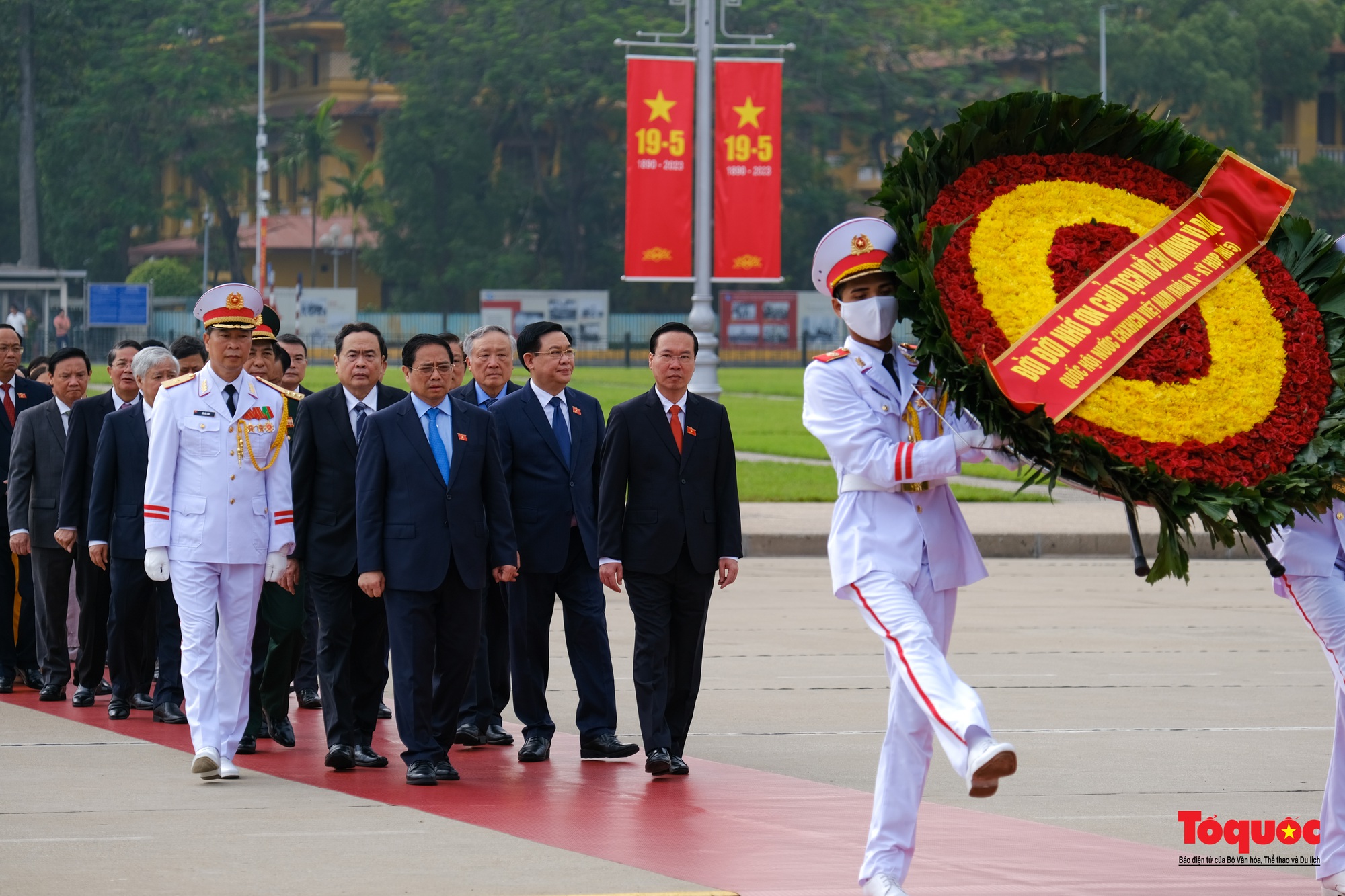Lãnh đạo Đảng, Nhà nước và các đại biểu Quốc hội vào Lăng viếng Chủ tịch Hồ Chí Minh - Ảnh 3.