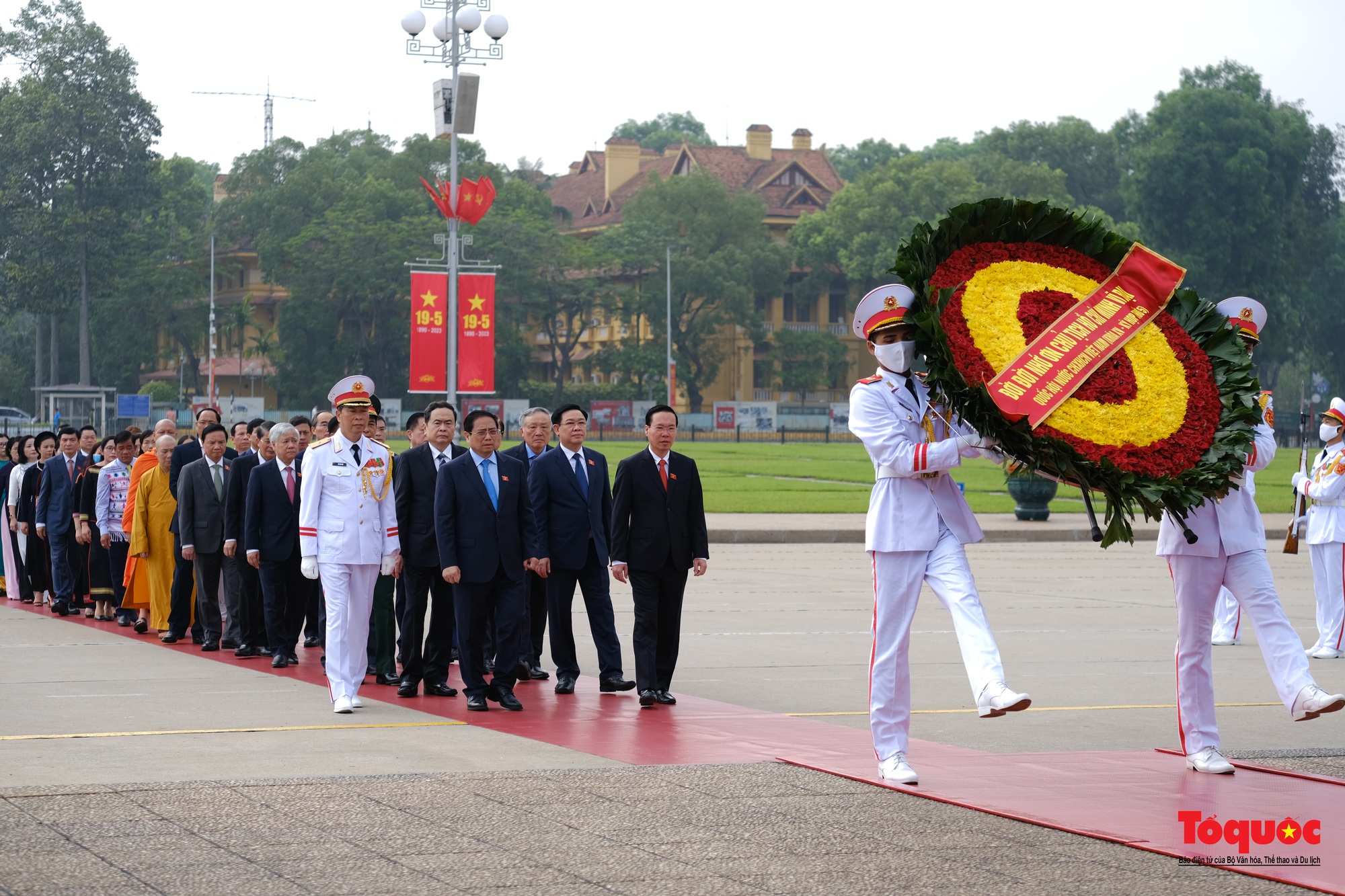Lãnh đạo Đảng, Nhà nước và các đại biểu Quốc hội vào Lăng viếng Chủ tịch Hồ Chí Minh - Ảnh 4.