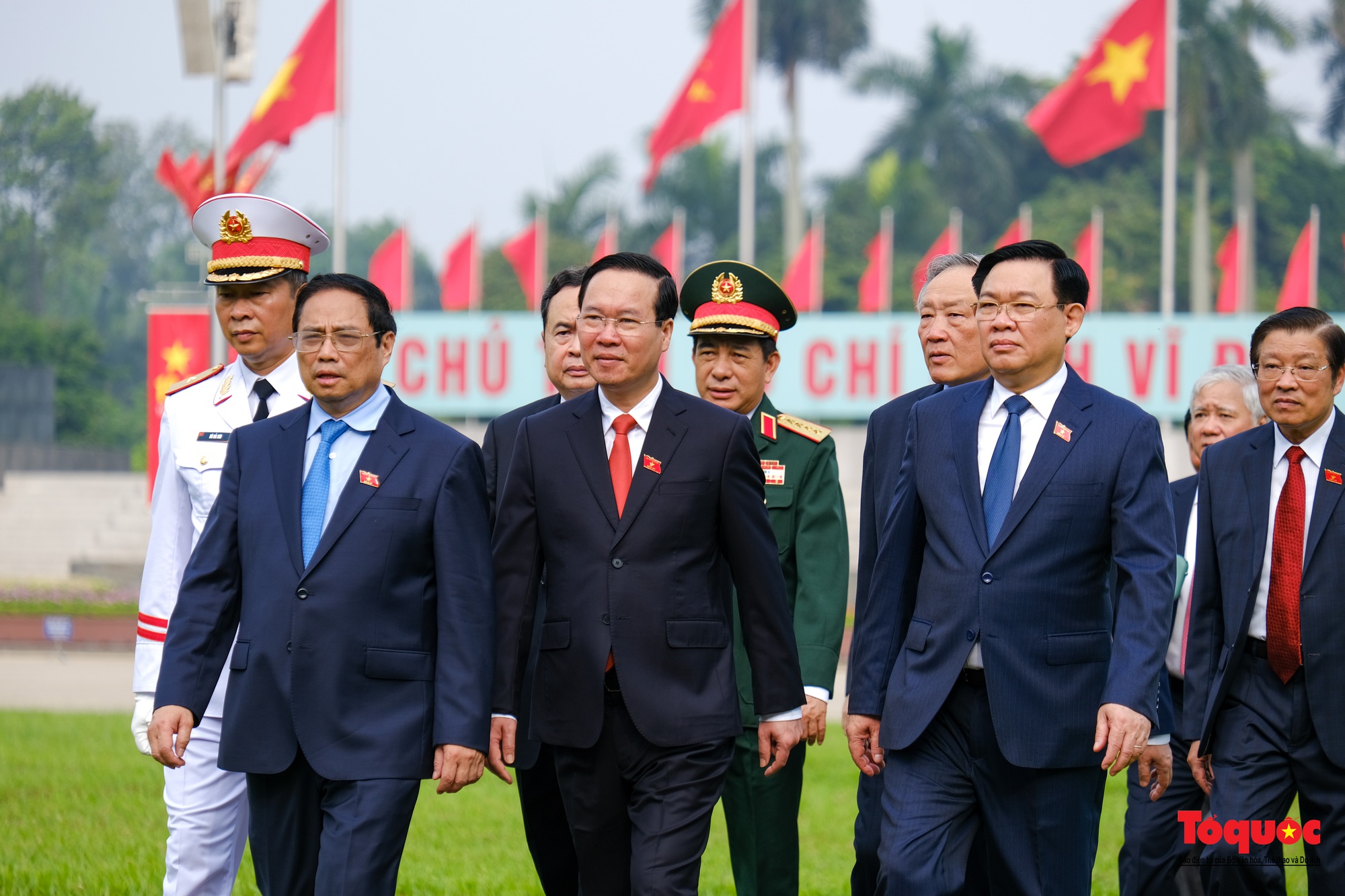 Lãnh đạo Đảng, Nhà nước và các đại biểu Quốc hội vào Lăng viếng Chủ tịch Hồ Chí Minh - Ảnh 9.