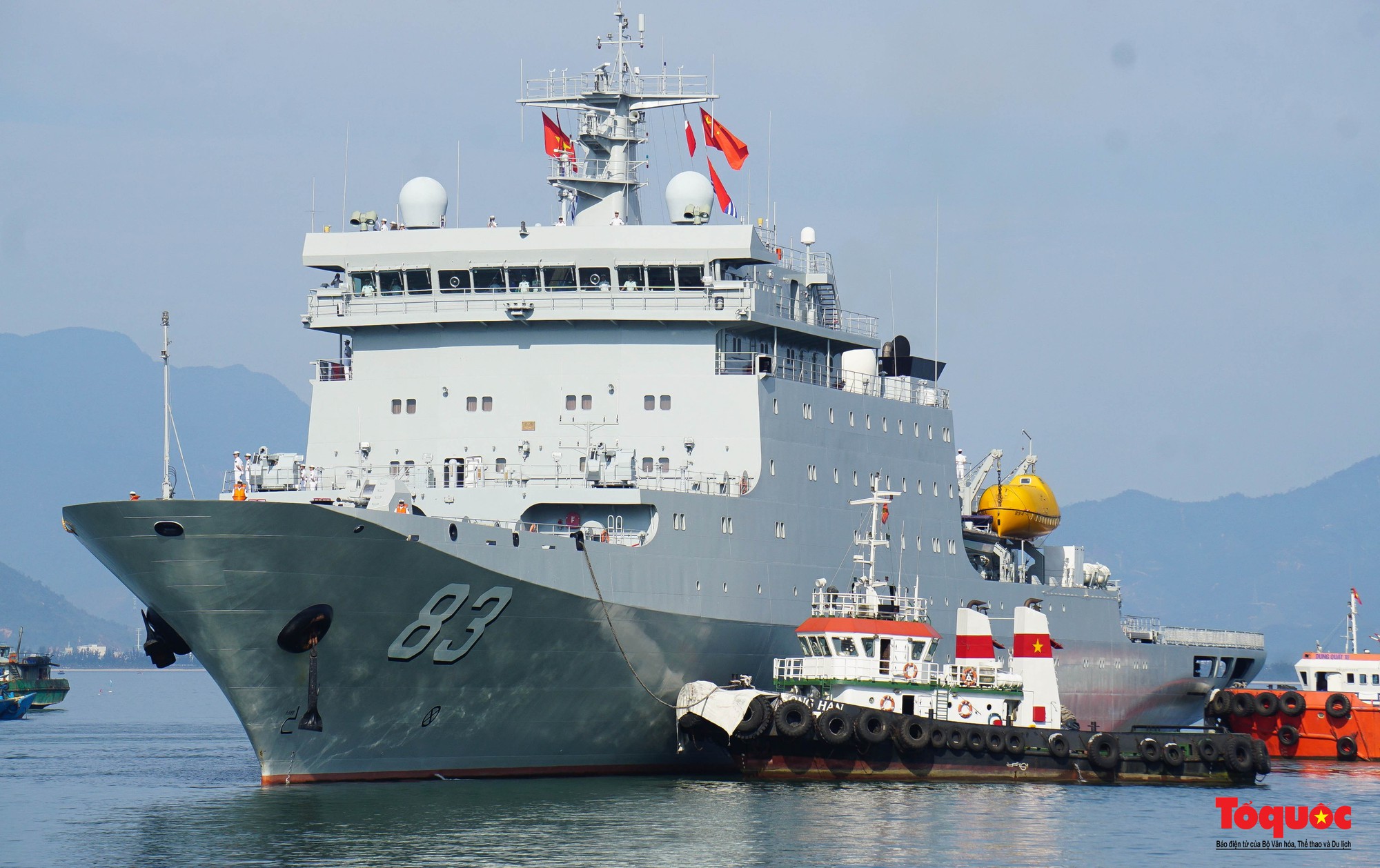 Hình ảnh tàu huấn luyện Hải quân Trung Quốc cập cảng Tiên Sa thăm TP Đà Nẵng - Ảnh 1.