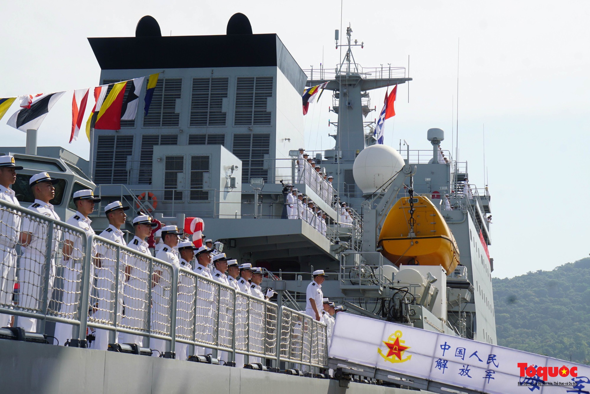 Hình ảnh tàu huấn luyện Hải quân Trung Quốc cập cảng Tiên Sa thăm TP Đà Nẵng - Ảnh 11.