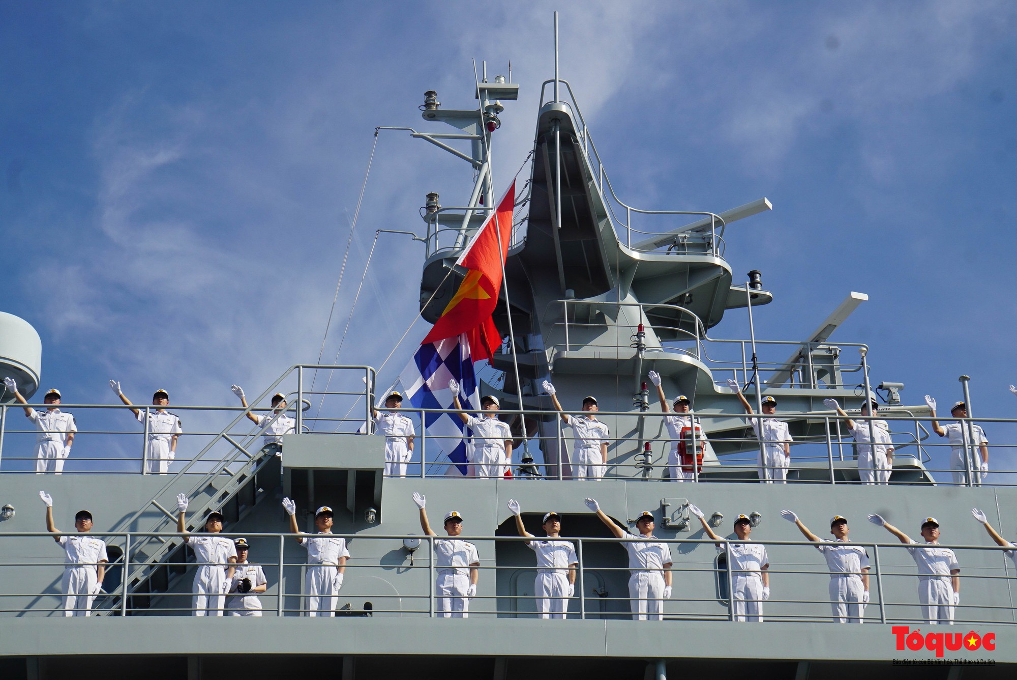 Hình ảnh tàu huấn luyện Hải quân Trung Quốc cập cảng Tiên Sa thăm TP Đà Nẵng - Ảnh 13.