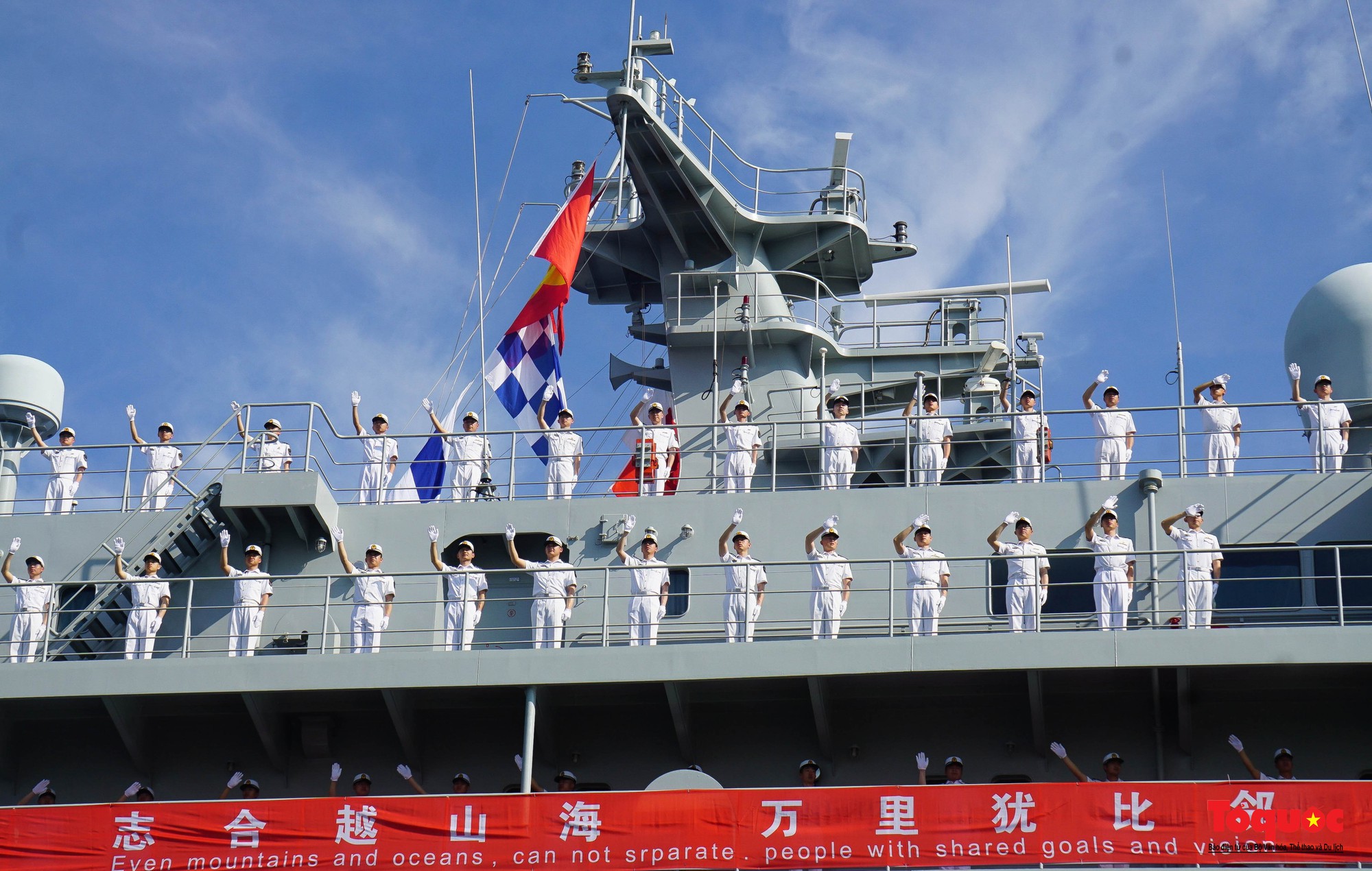 Hình ảnh tàu huấn luyện Hải quân Trung Quốc cập cảng Tiên Sa thăm TP Đà Nẵng - Ảnh 2.
