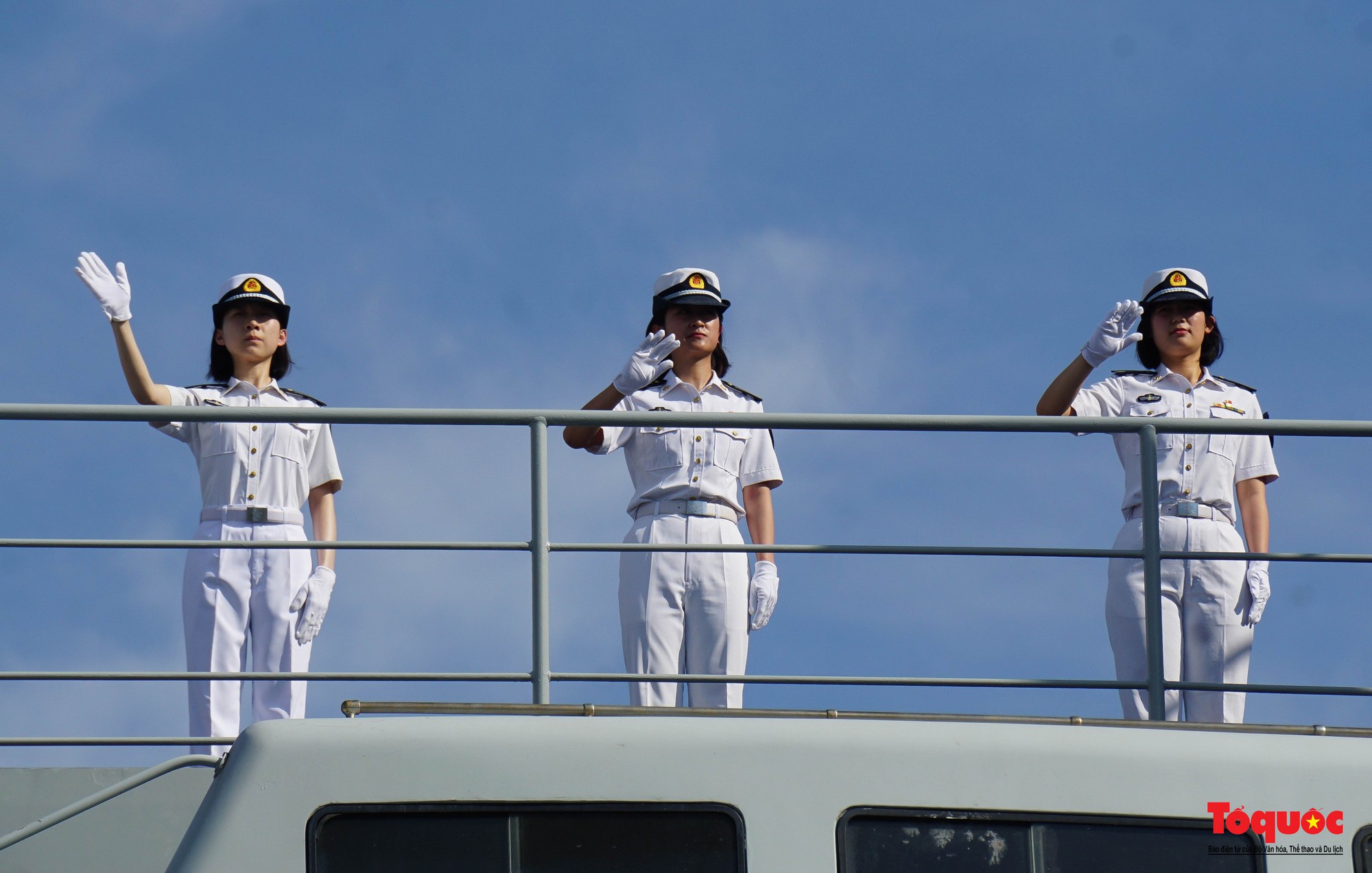 Hình ảnh tàu huấn luyện Hải quân Trung Quốc cập cảng Tiên Sa thăm TP Đà Nẵng - Ảnh 4.