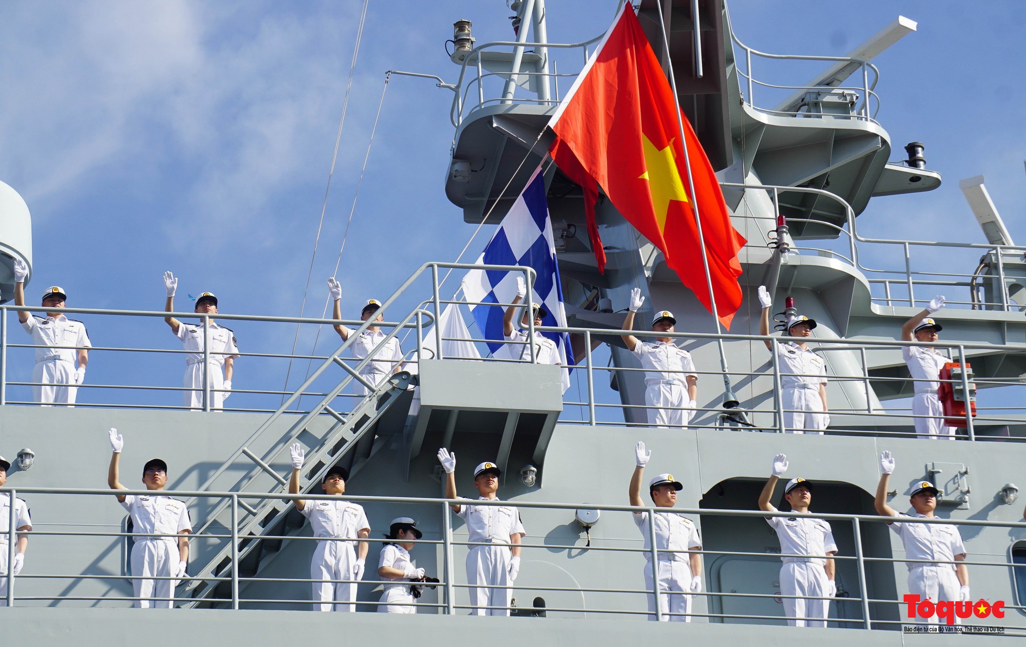 Hình ảnh tàu huấn luyện Hải quân Trung Quốc cập cảng Tiên Sa thăm TP Đà Nẵng - Ảnh 5.