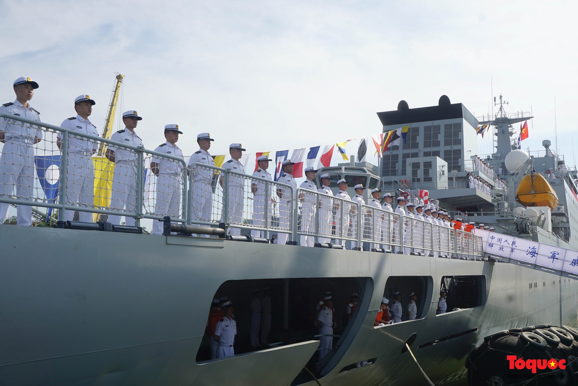 Hình ảnh tàu huấn luyện Hải quân Trung Quốc cập cảng Tiên Sa thăm TP Đà Nẵng - Ảnh 8.