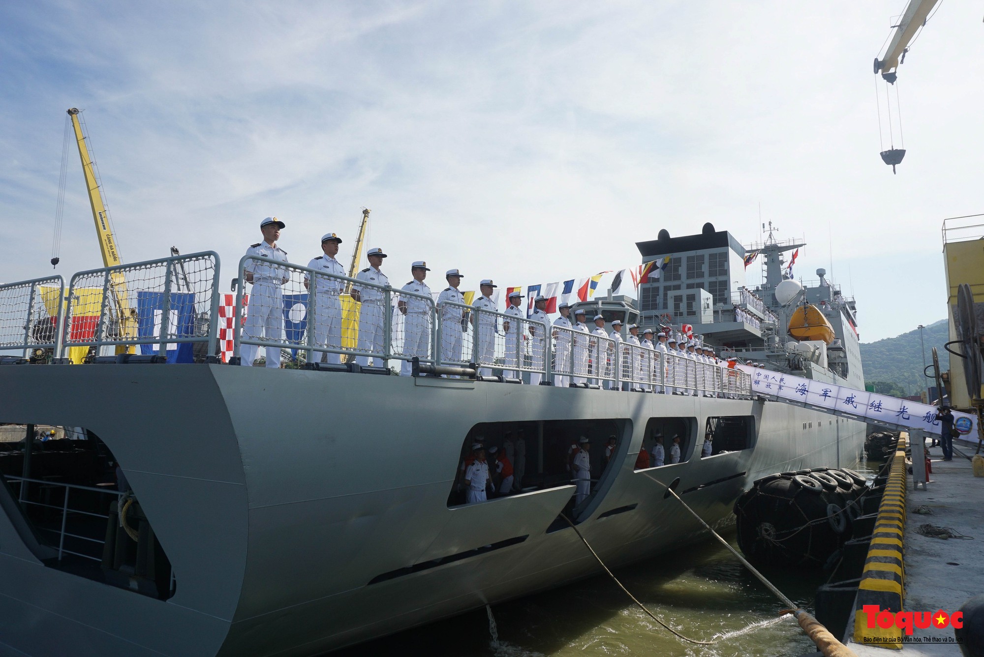 Hình ảnh tàu huấn luyện Hải quân Trung Quốc cập cảng Tiên Sa thăm TP Đà Nẵng - Ảnh 9.