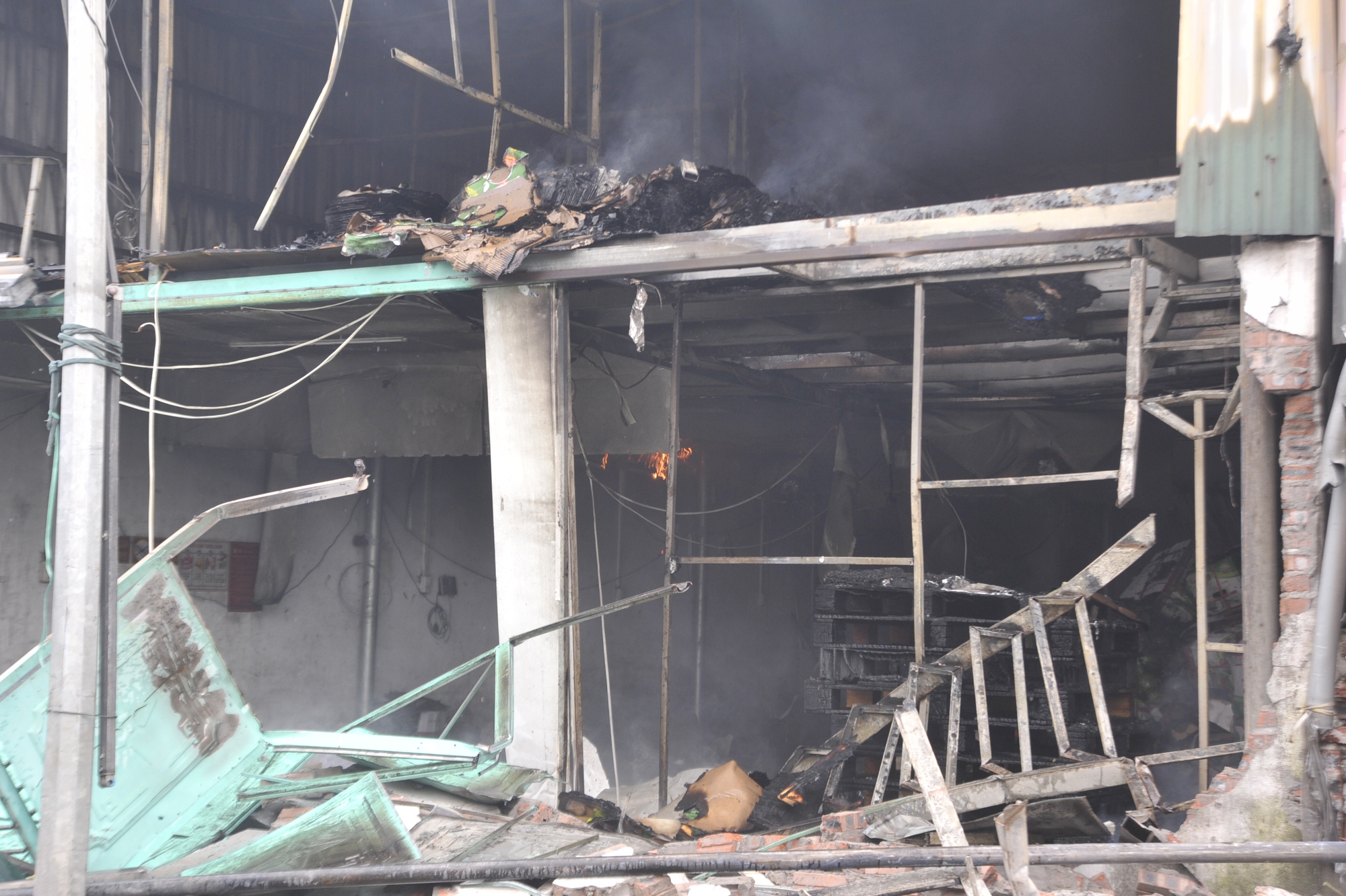 Hà Nội: Cháy lớn tại kho nhà xưởng thiêu rụi xe ô tô đắt tiền - Ảnh 7.