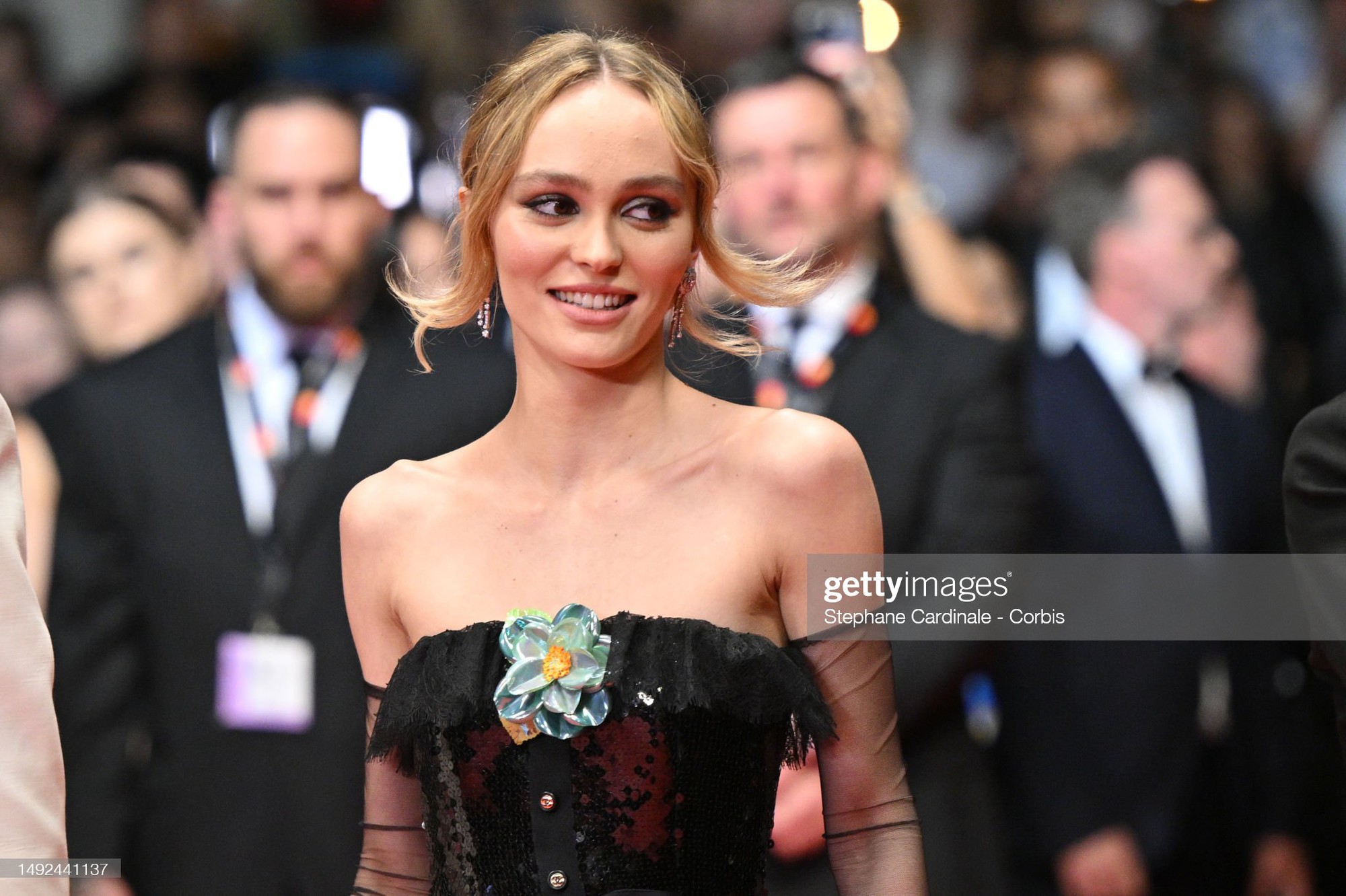 Thảm đỏ Cannes 2023 ngày 7: Jennie lấn át con gái Johnny Depp, &quot;thiên thần&quot; Rosie Huntington-Whiteley dẫn đầu đoàn sao - Ảnh 6.