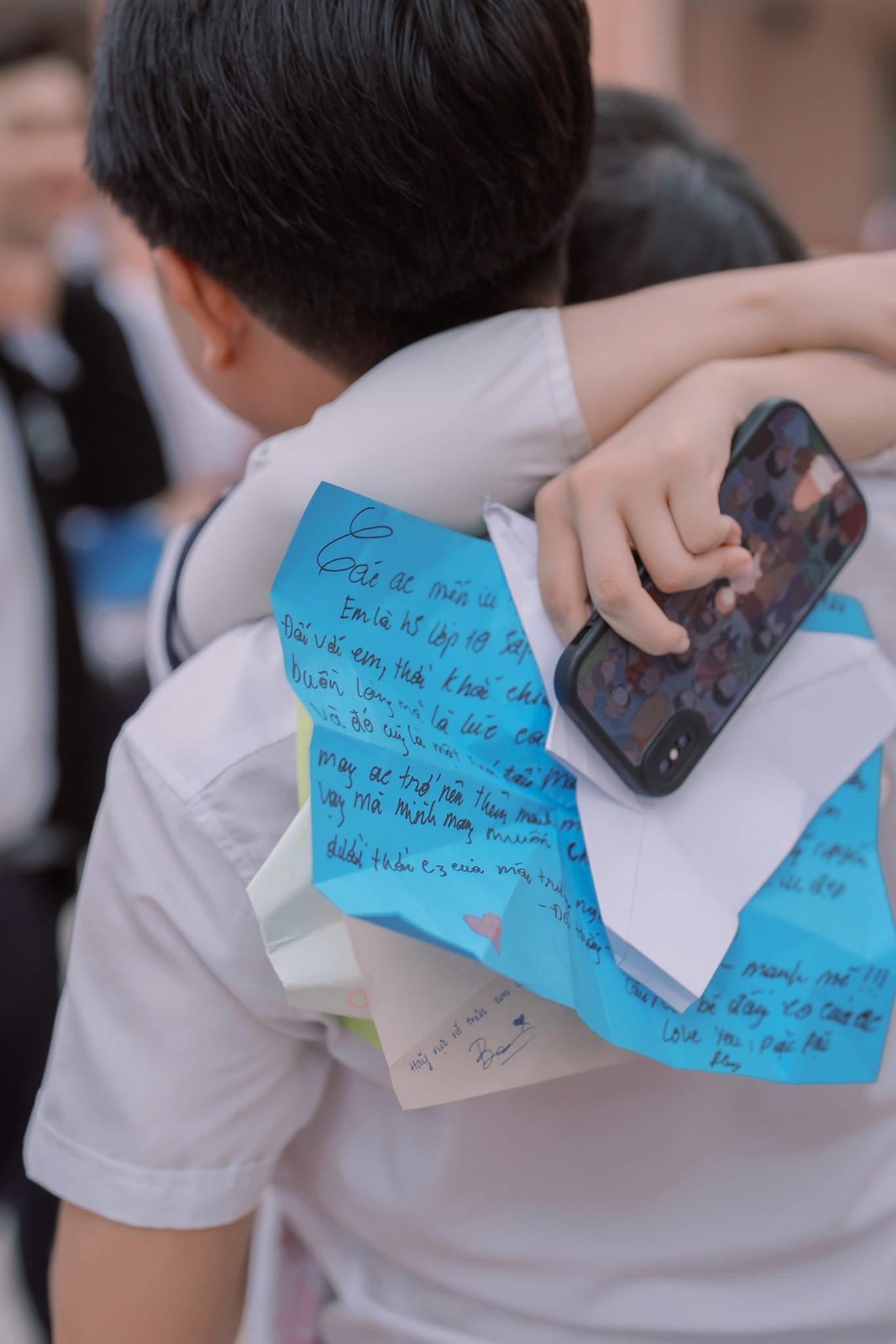 Học sinh lớp 12 trao nhau cái ôm, viết vội dòng lưu bút ngày bế giảng: Khi chúng ta học được cách trưởng thành cũng là lúc phải nói lời tạm biệt - Ảnh 4.