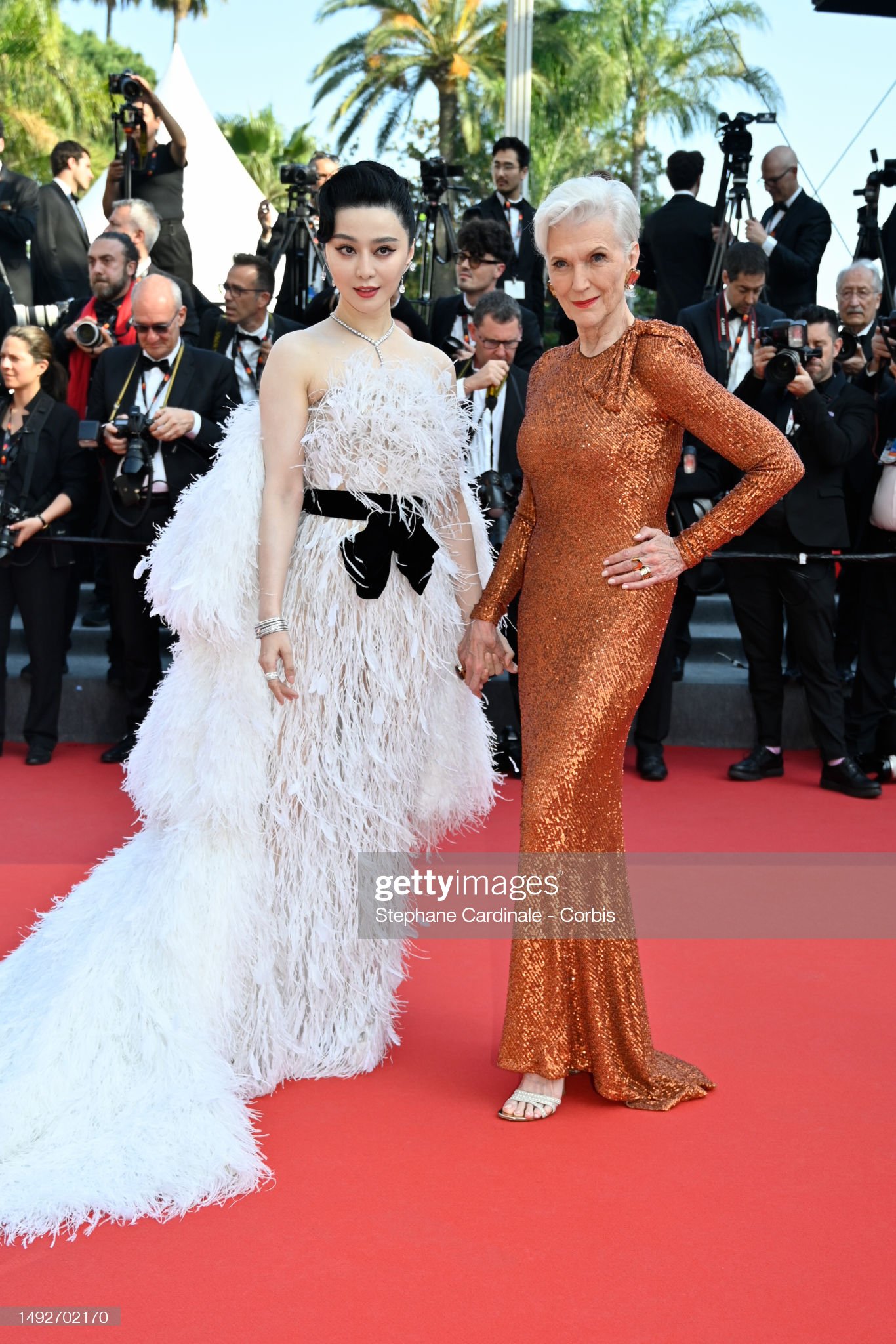 Thảm đỏ Cannes 2023 ngày 8: Phạm Băng Băng xuất hiện cùng mẹ tỷ phú Elon Musk, Scarlett Johansson và chồng ôm nhau tình tứ - Ảnh 1.