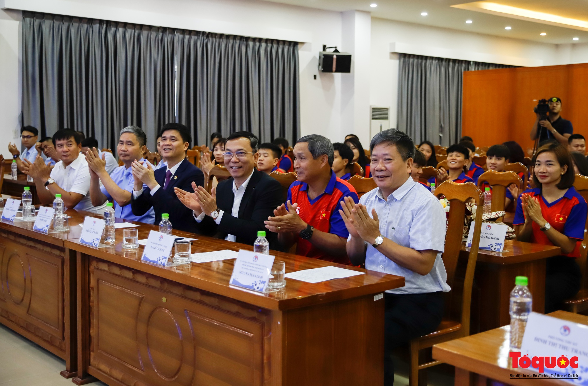 Công đoàn Viên chức Việt Nam trao thưởng cho đội tuyển bóng đá nữ và VDV điền kinh Nguyễn Thị Oanh - Ảnh 2.