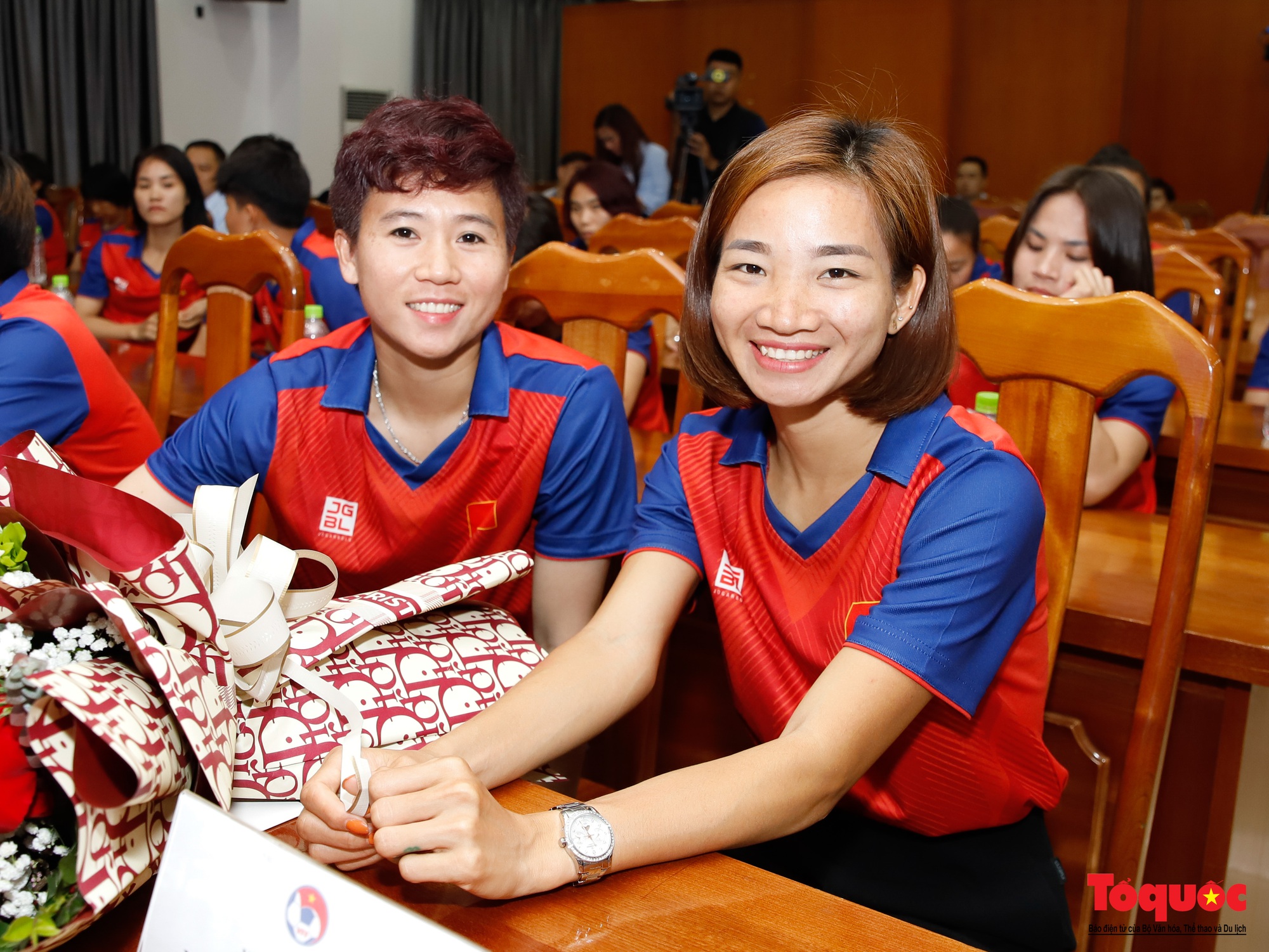 Công đoàn Viên chức Việt Nam trao thưởng cho đội tuyển bóng đá nữ và VDV điền kinh Nguyễn Thị Oanh - Ảnh 4.